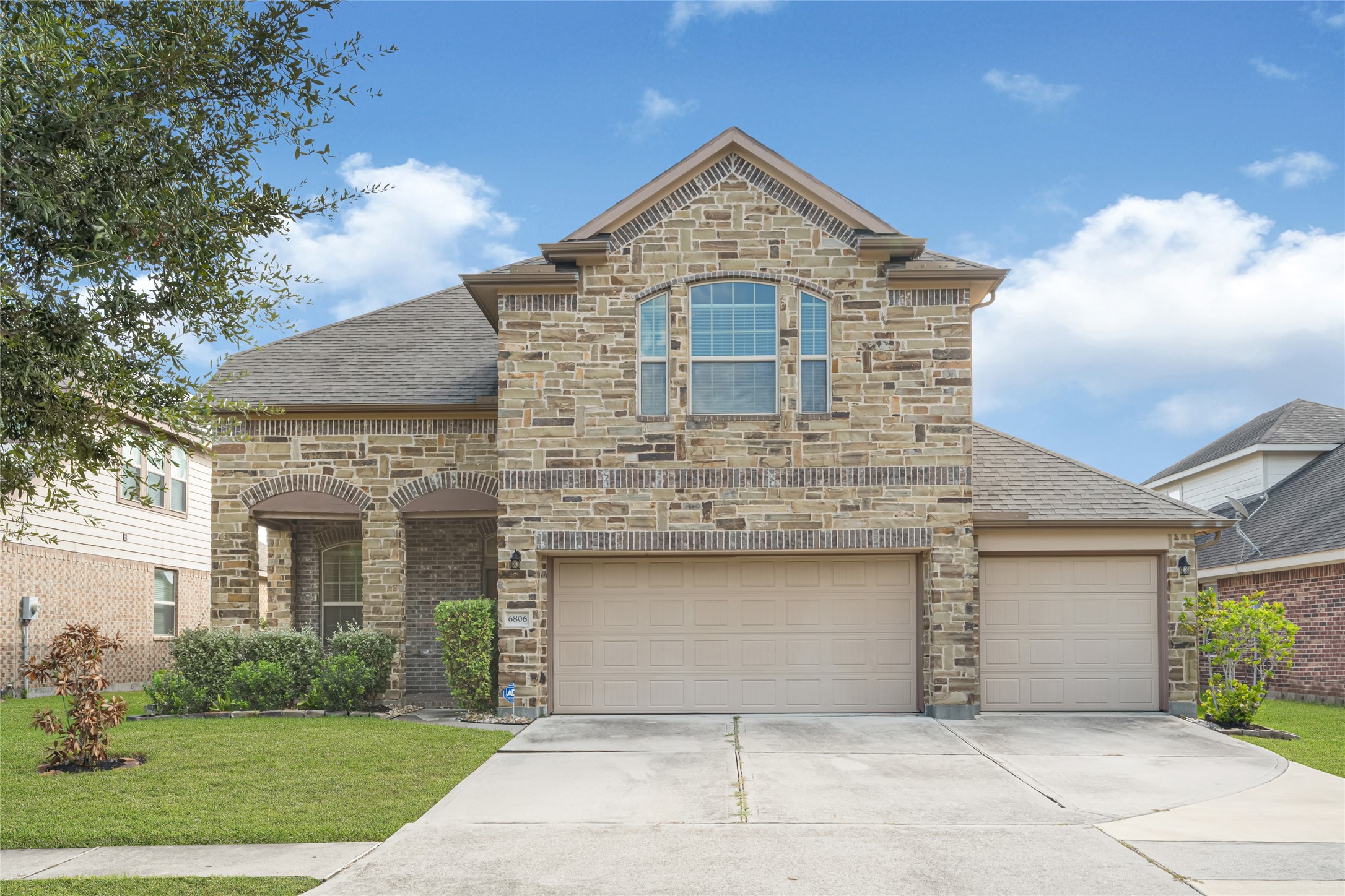 6806 Hunters Trace Lane, Baytown, TX 77521