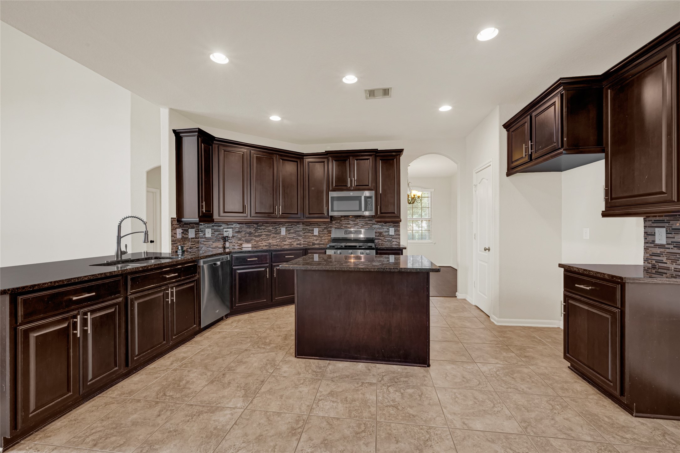 6806 Hunters Trace Lane, Baytown, TX 77521 6806 Hunters Trace Lane, Baytown, TX 77521