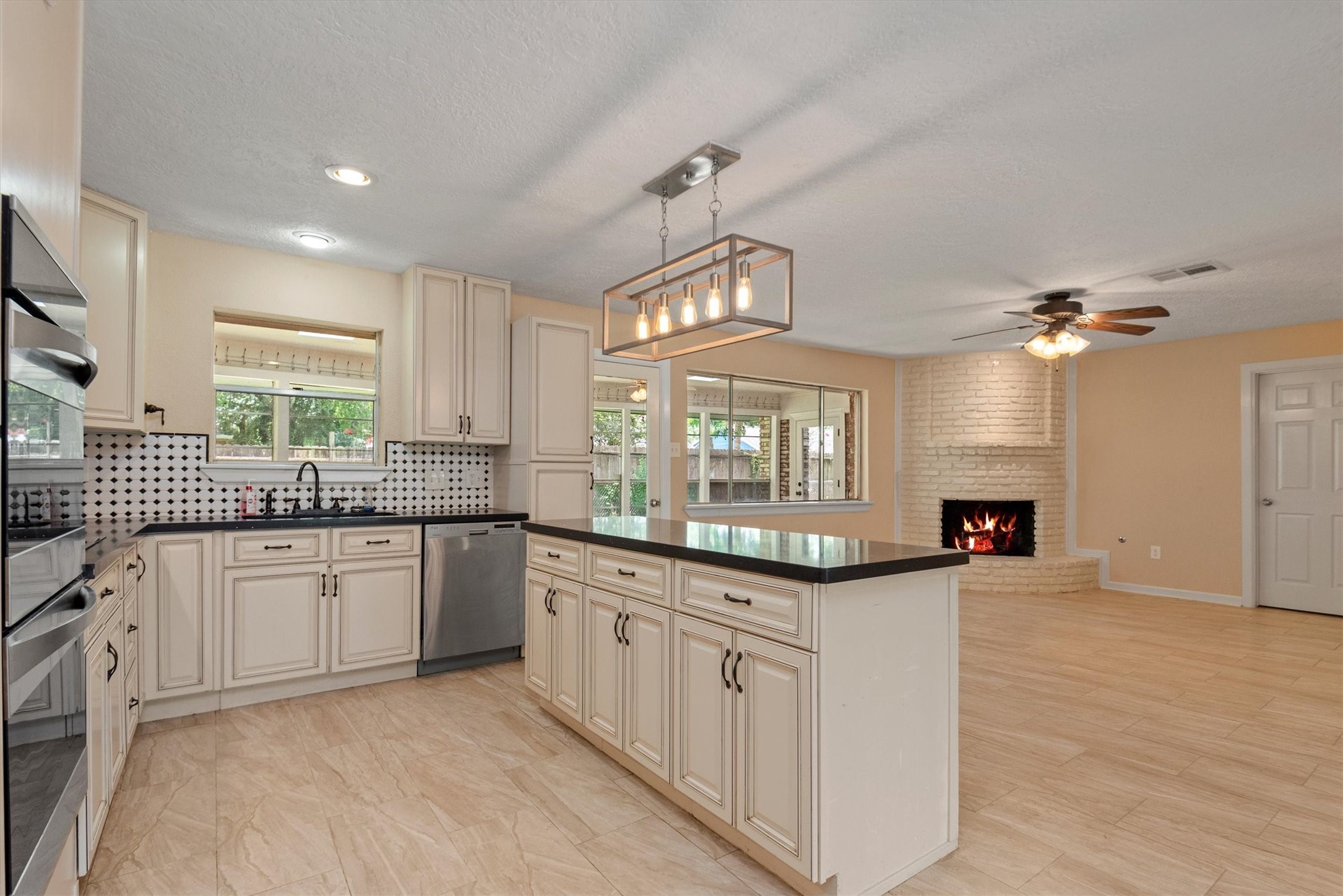 4906 Green Willow Lane, Dickinson, TX 77539