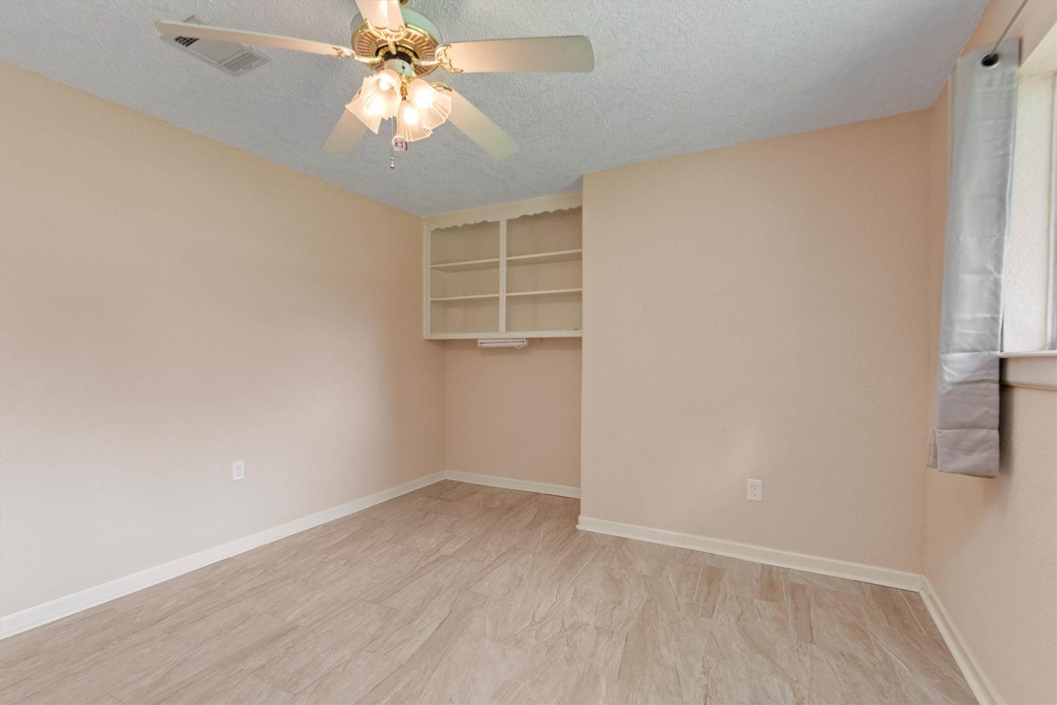 4906 Green Willow Lane, Dickinson, TX 77539