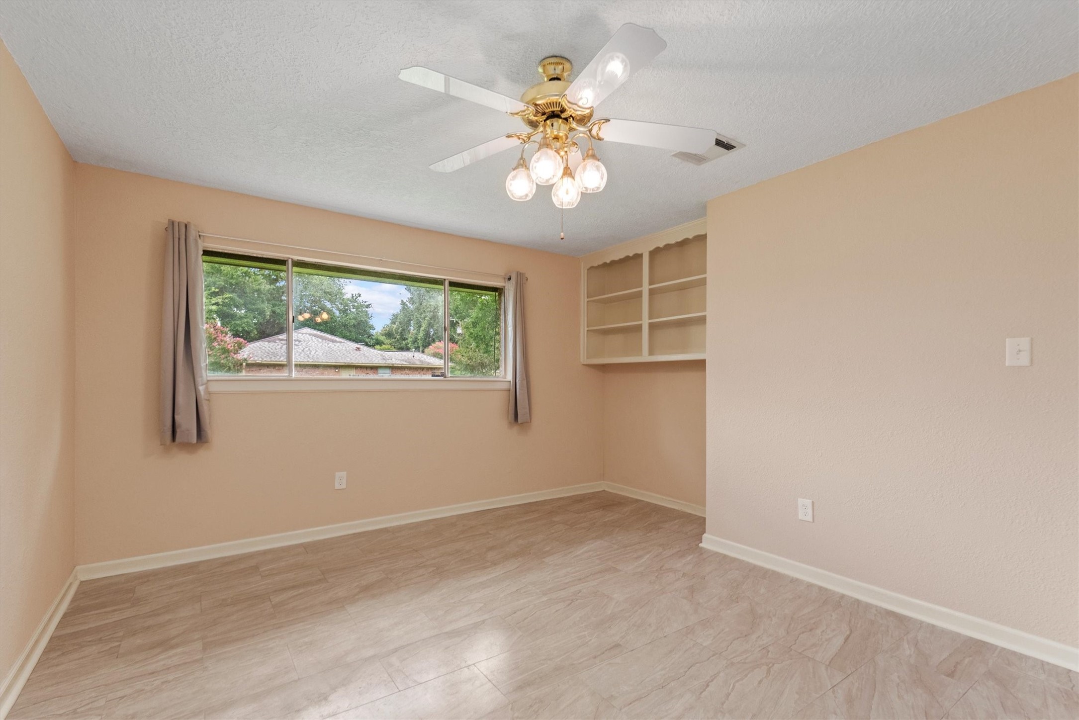 4906 Green Willow Lane, Dickinson, TX 77539