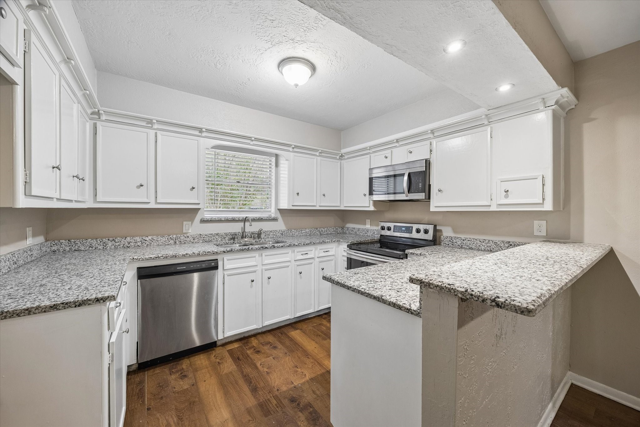 130 Red Oak Lane, Conroe, TX 77304