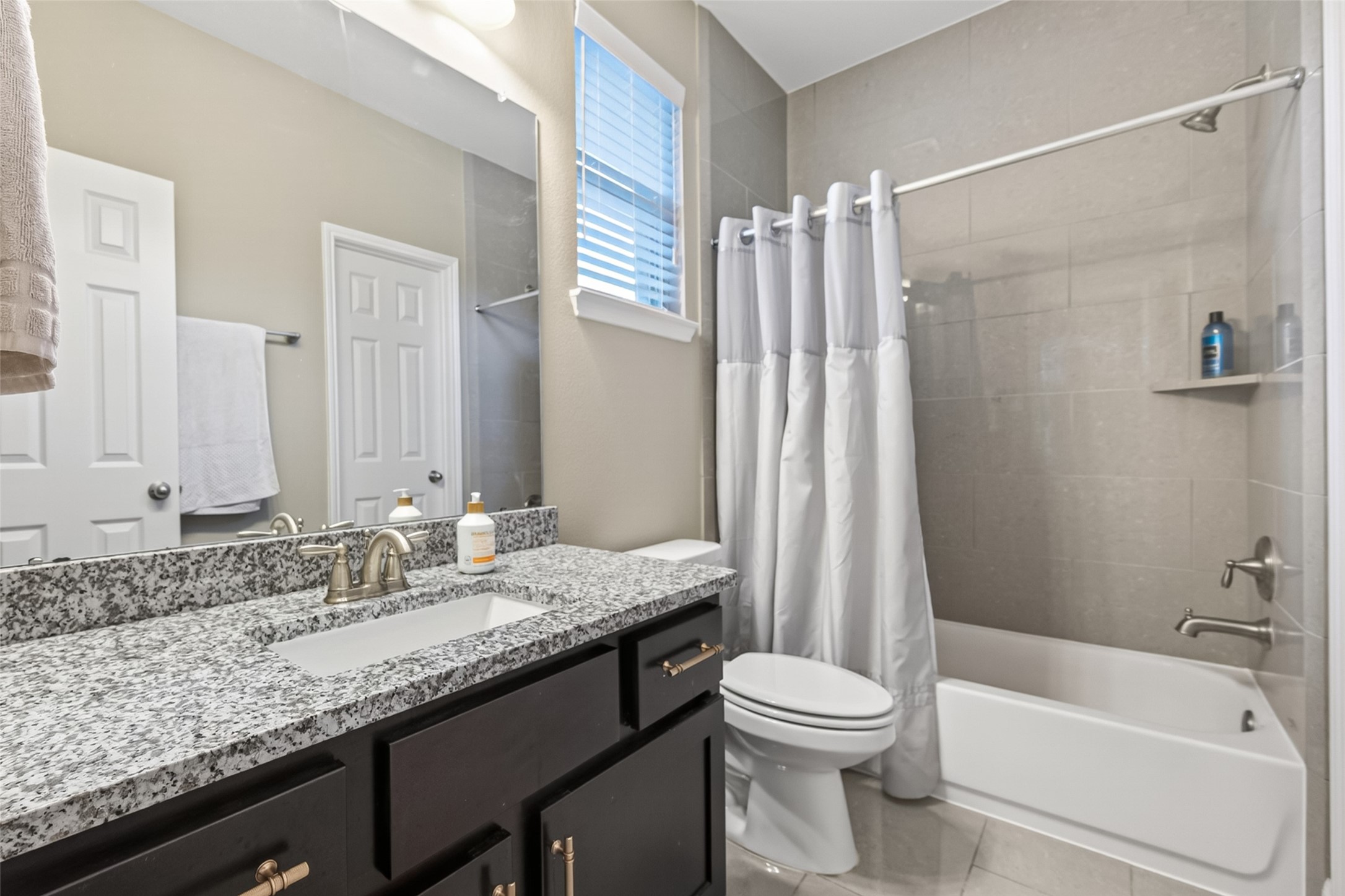 En-Suite bathroom for the front secondary with large walk-in closet.