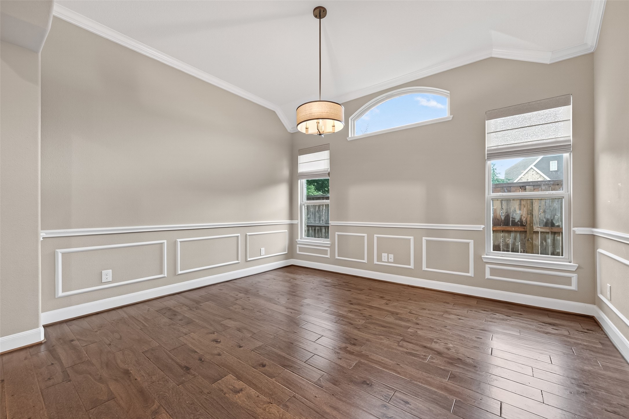 This room can fit a 7 ft dining table with plenty of room for more decorative furniture or cabinetry.