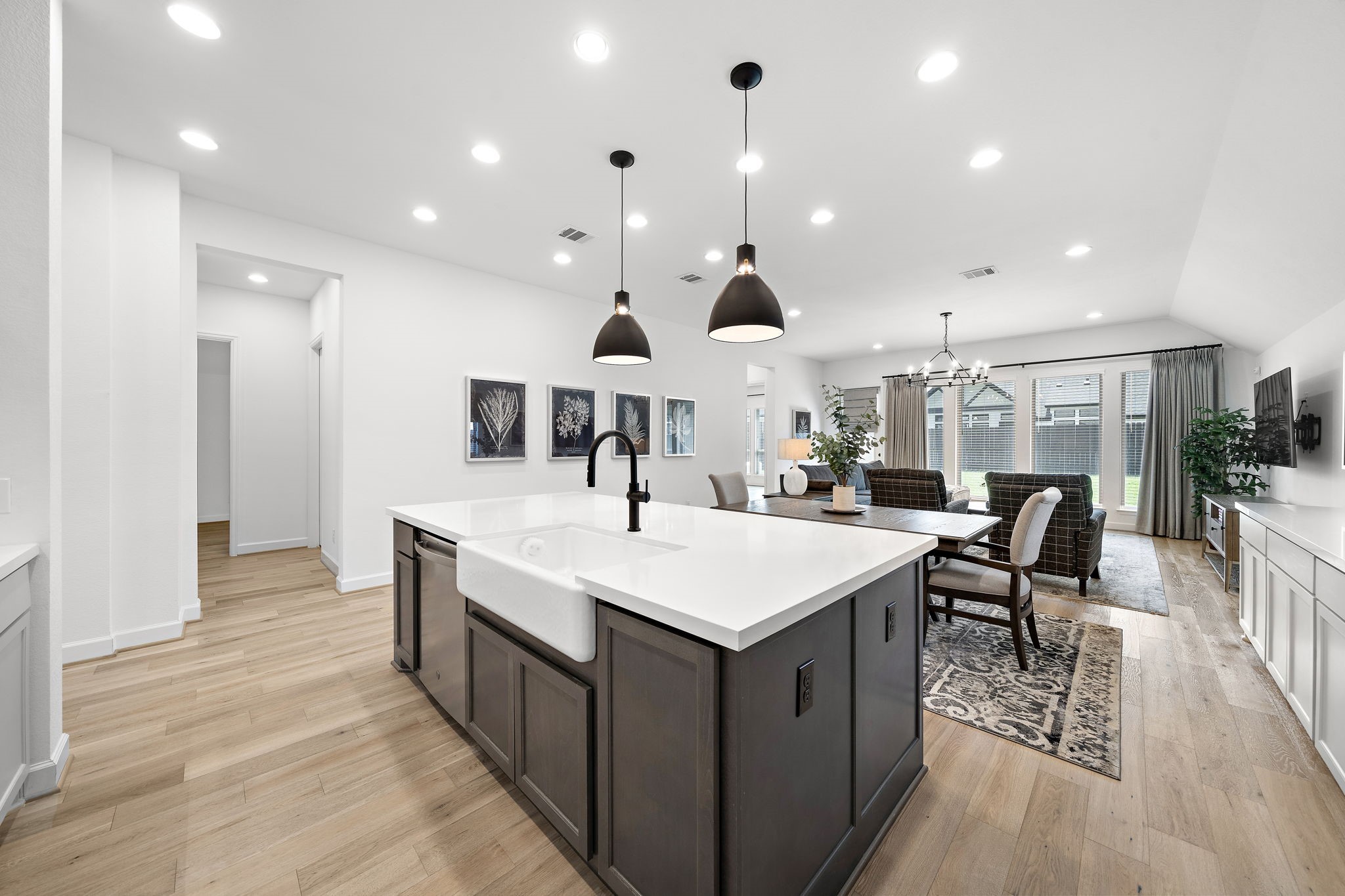 Quartz contertops, lots of cabinet space