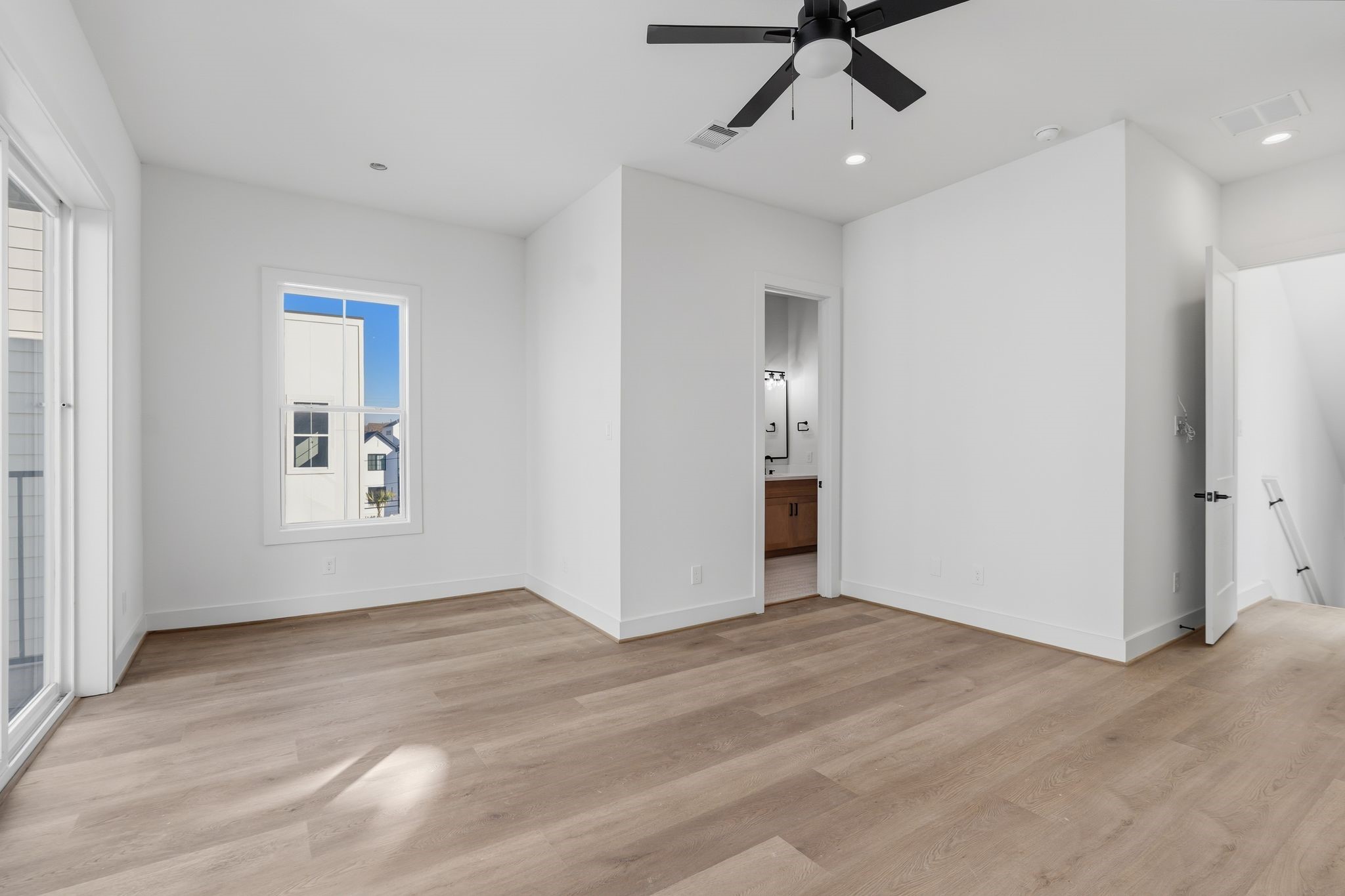 1140 W 16th St Street, Houston, TX 77008