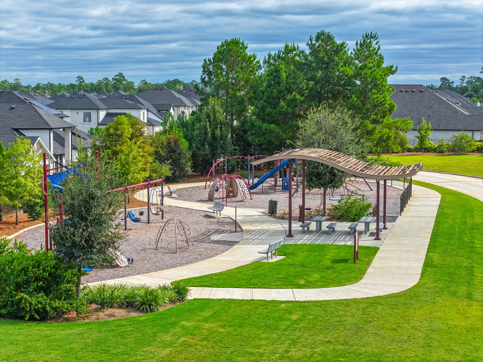 Neighborhood park and covered pavilion offer shaded seating and connecting walking paths - an easy amenity for weekend gatherings, playdates and evening strolls.