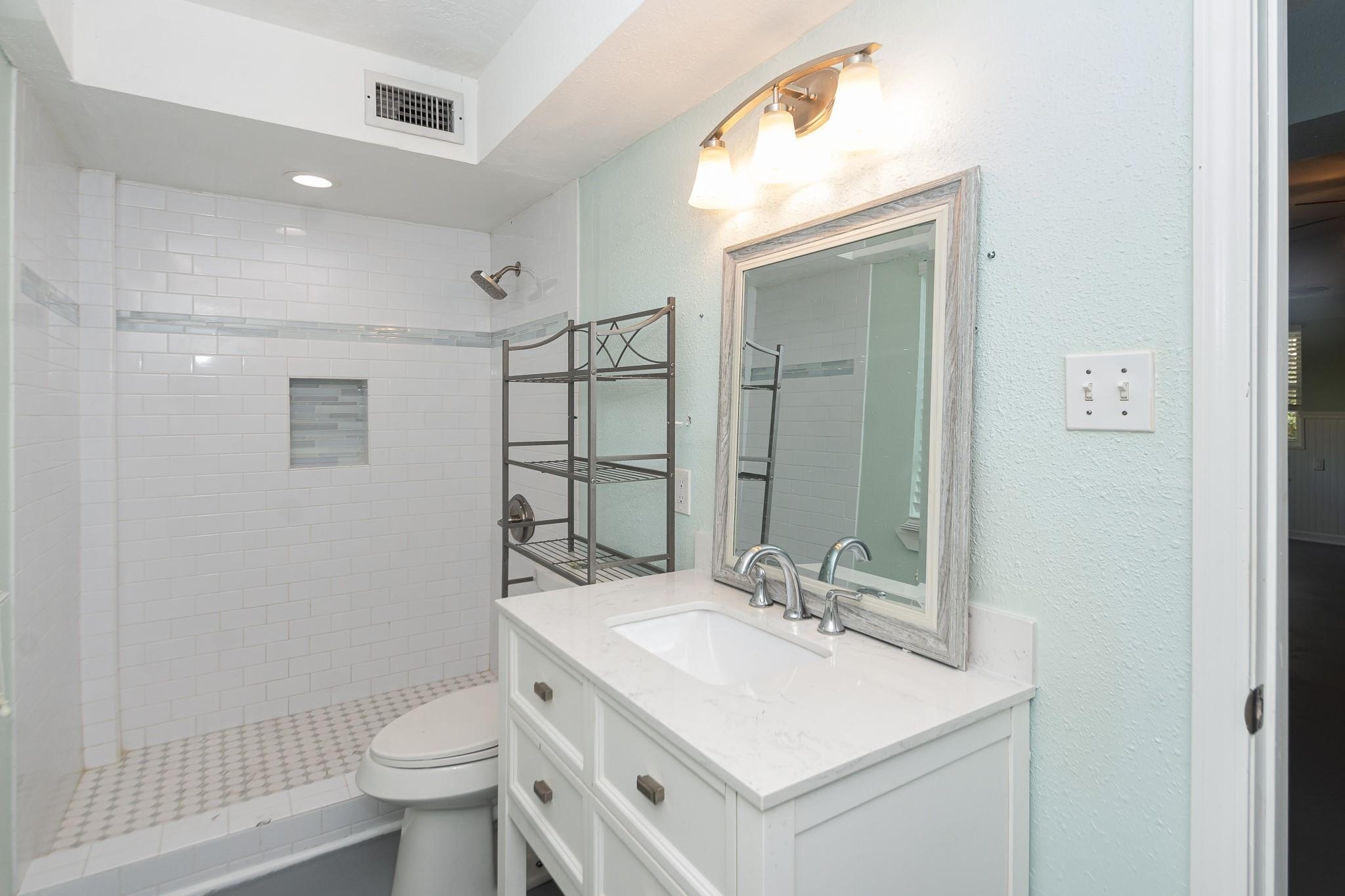 Full bathroom in 3rd bedroom.