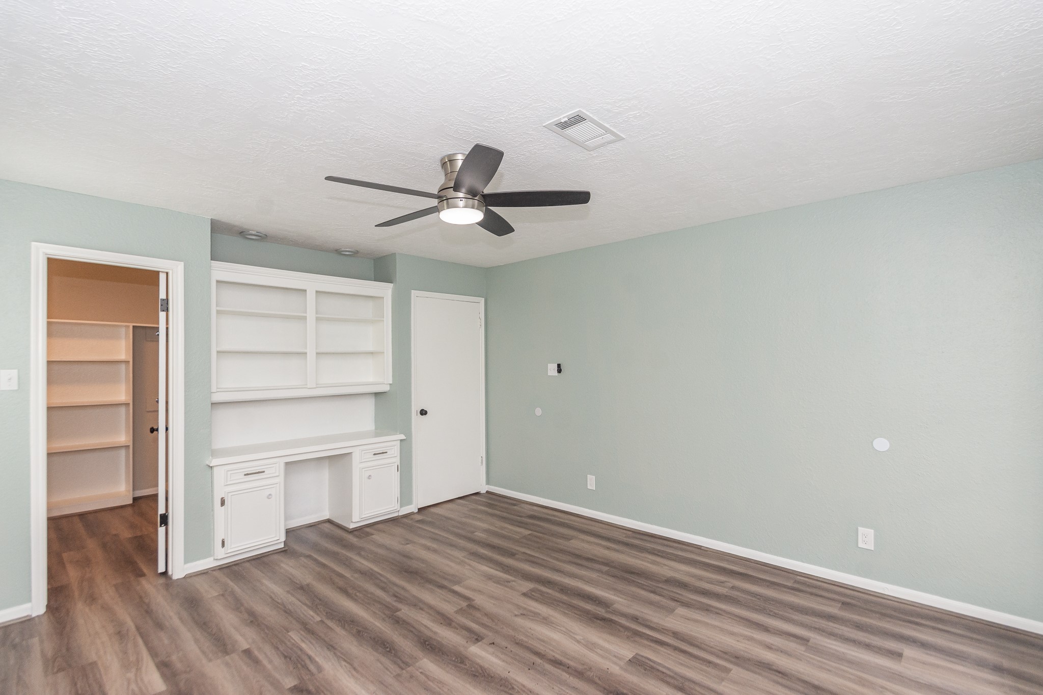 2nd bedroom with built in shelves and desk.