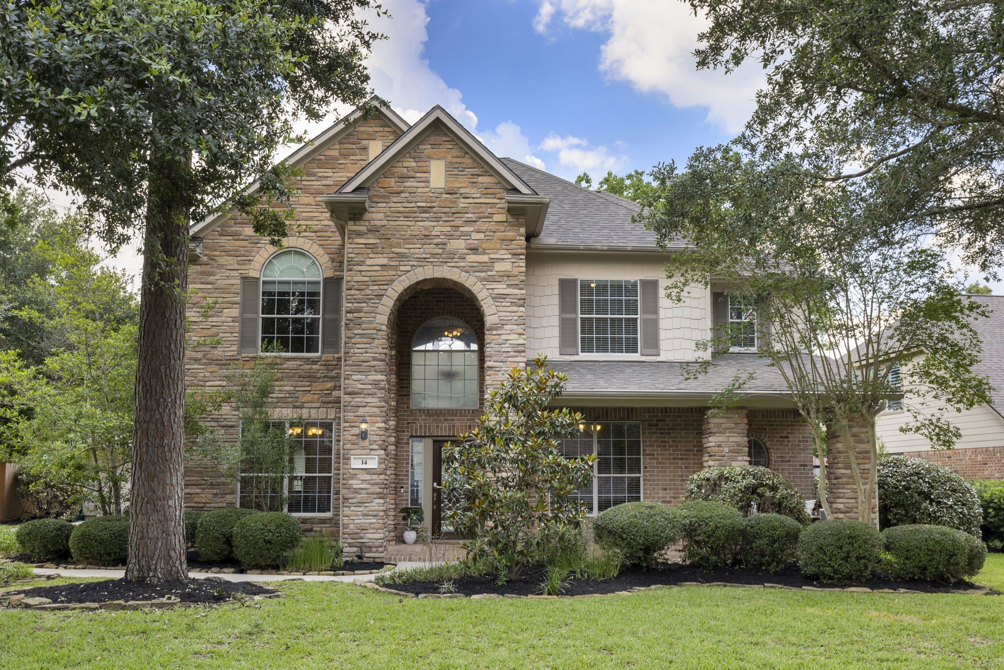 Welcome to 14 N Bardsbrook Circle!