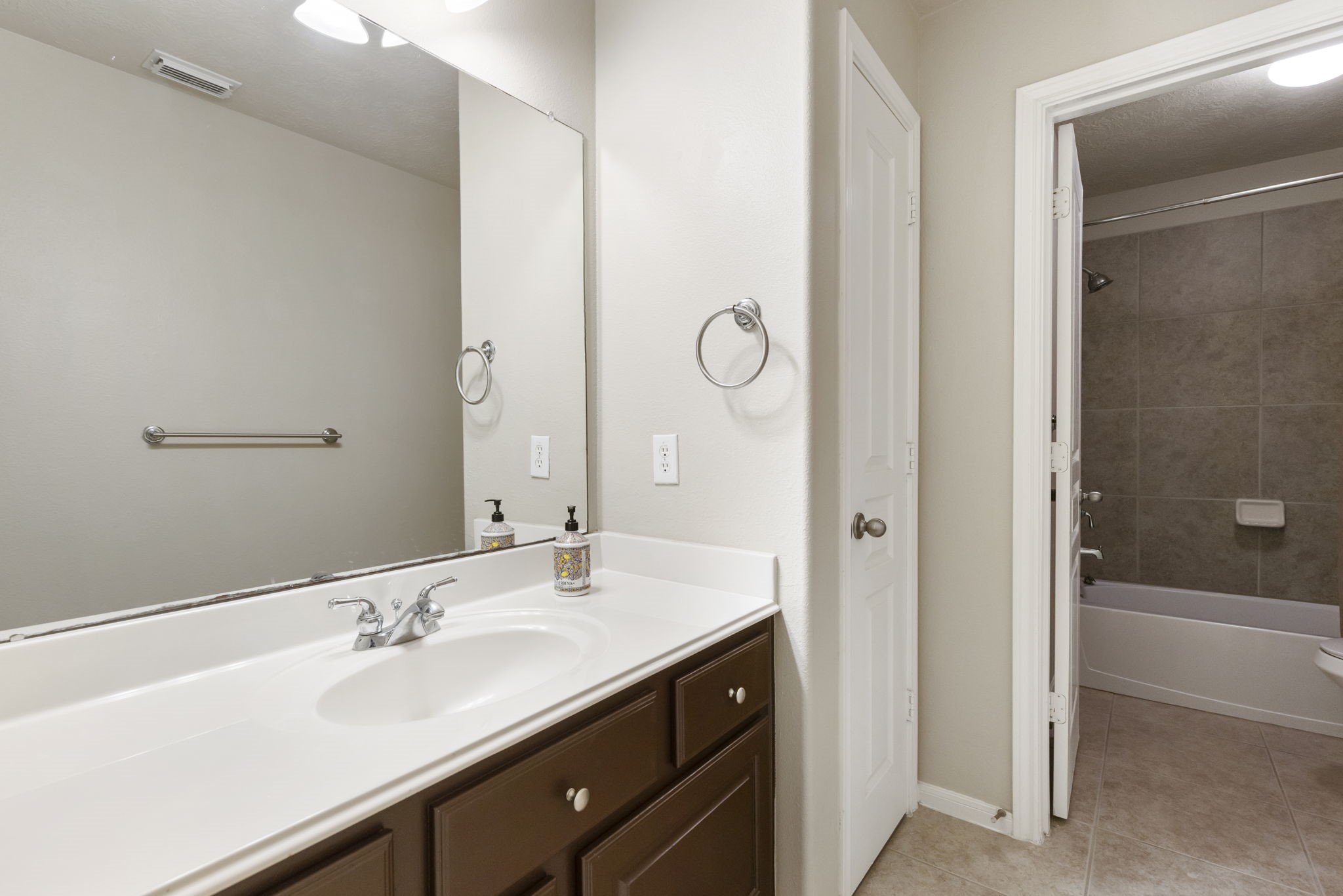 14 N Bardsbrook Circle, The Woodlands, TX 77382