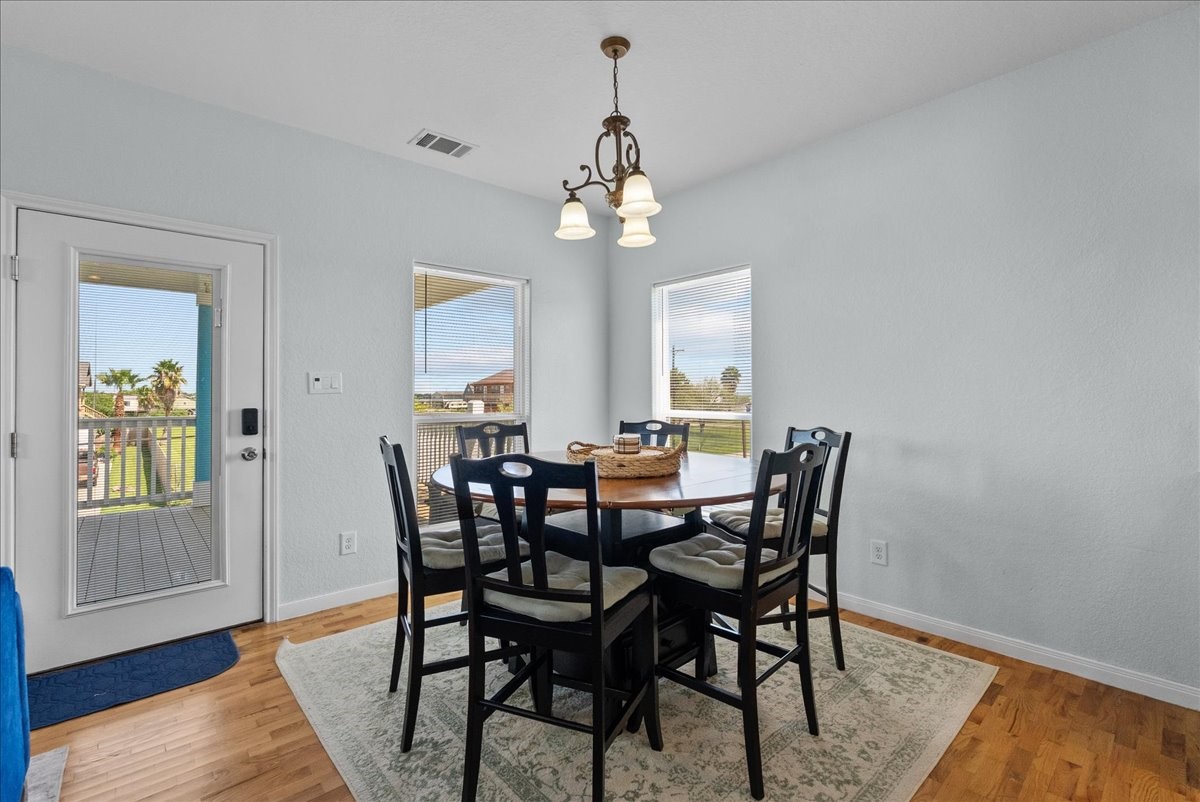 Kitchen/dining combo
