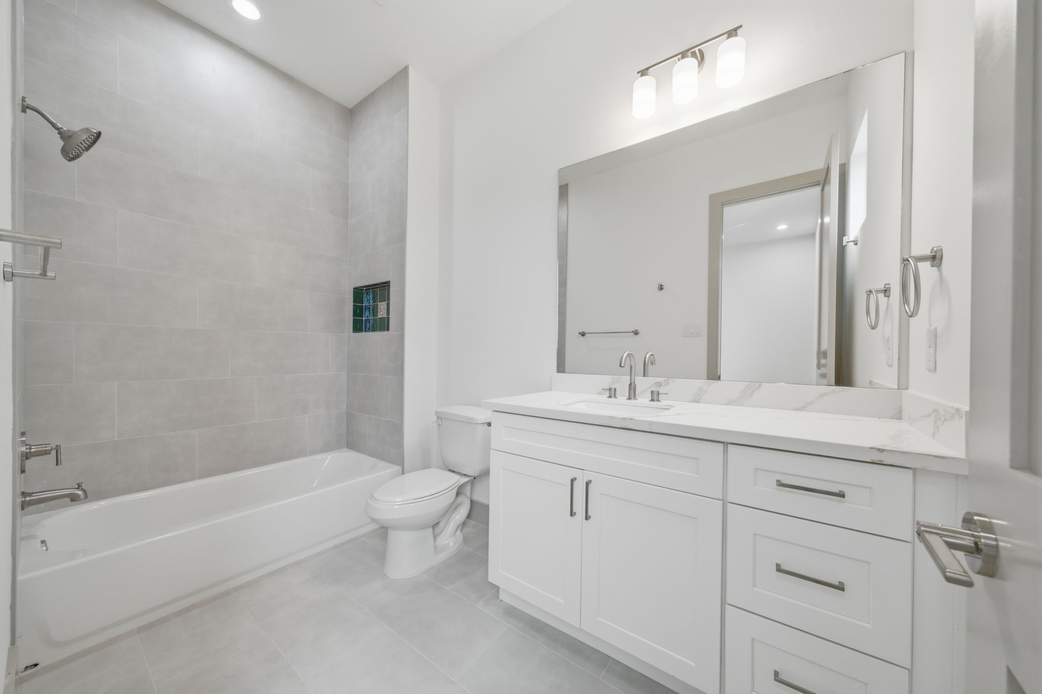 Tub/shower combo. Plenty of counterspace for your guests!