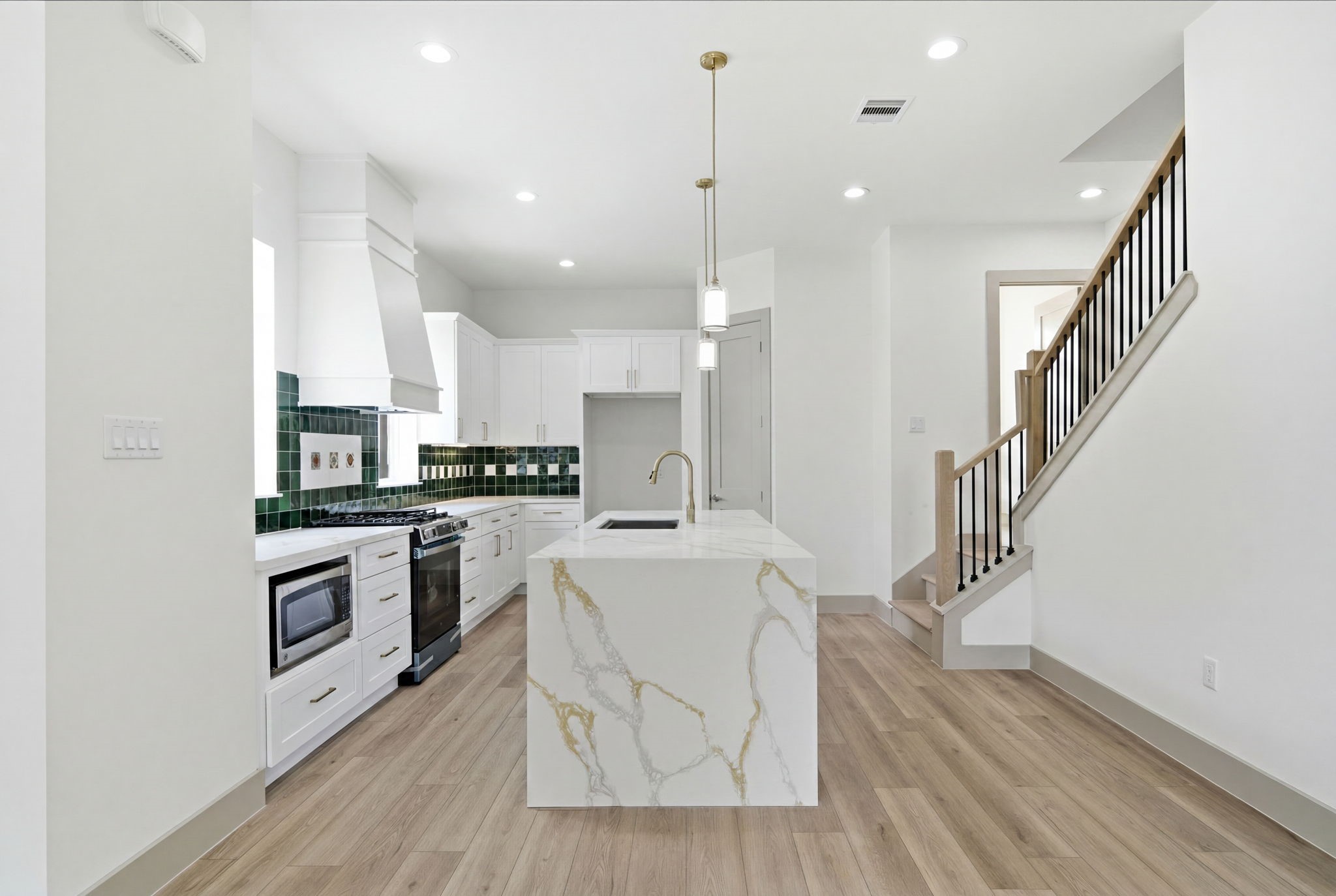 Tile features at kitchen backsplash.  32" single bowl stainless steel Ruvati Workstation kitchen sink. LARGE walk-in PANTRY. Quartz countertops