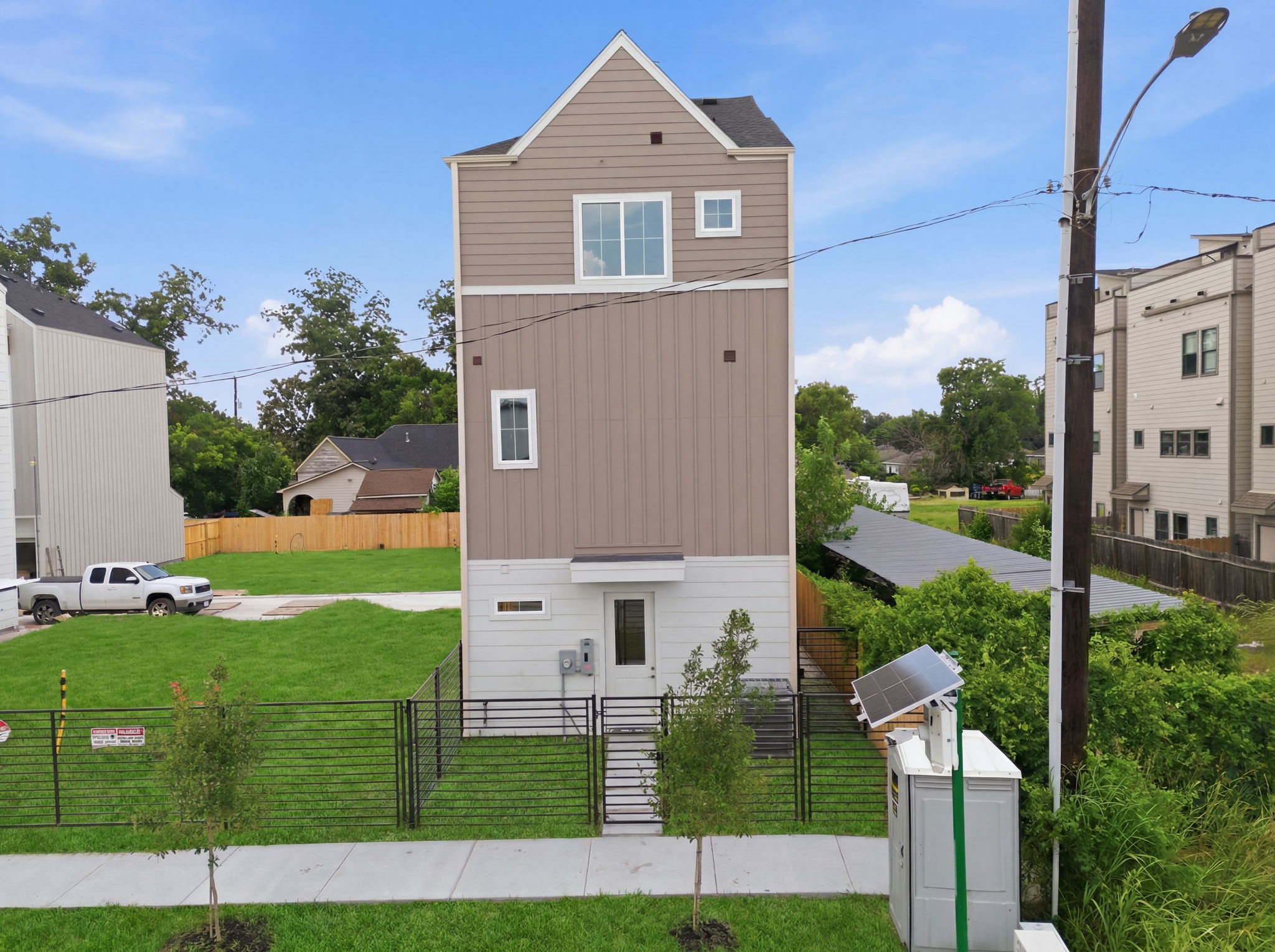 Freshly poured concrete sidewalks. Double pedestrian gate. Located mins. from Downtown Houston, the Heights and easy access to all major freeways!