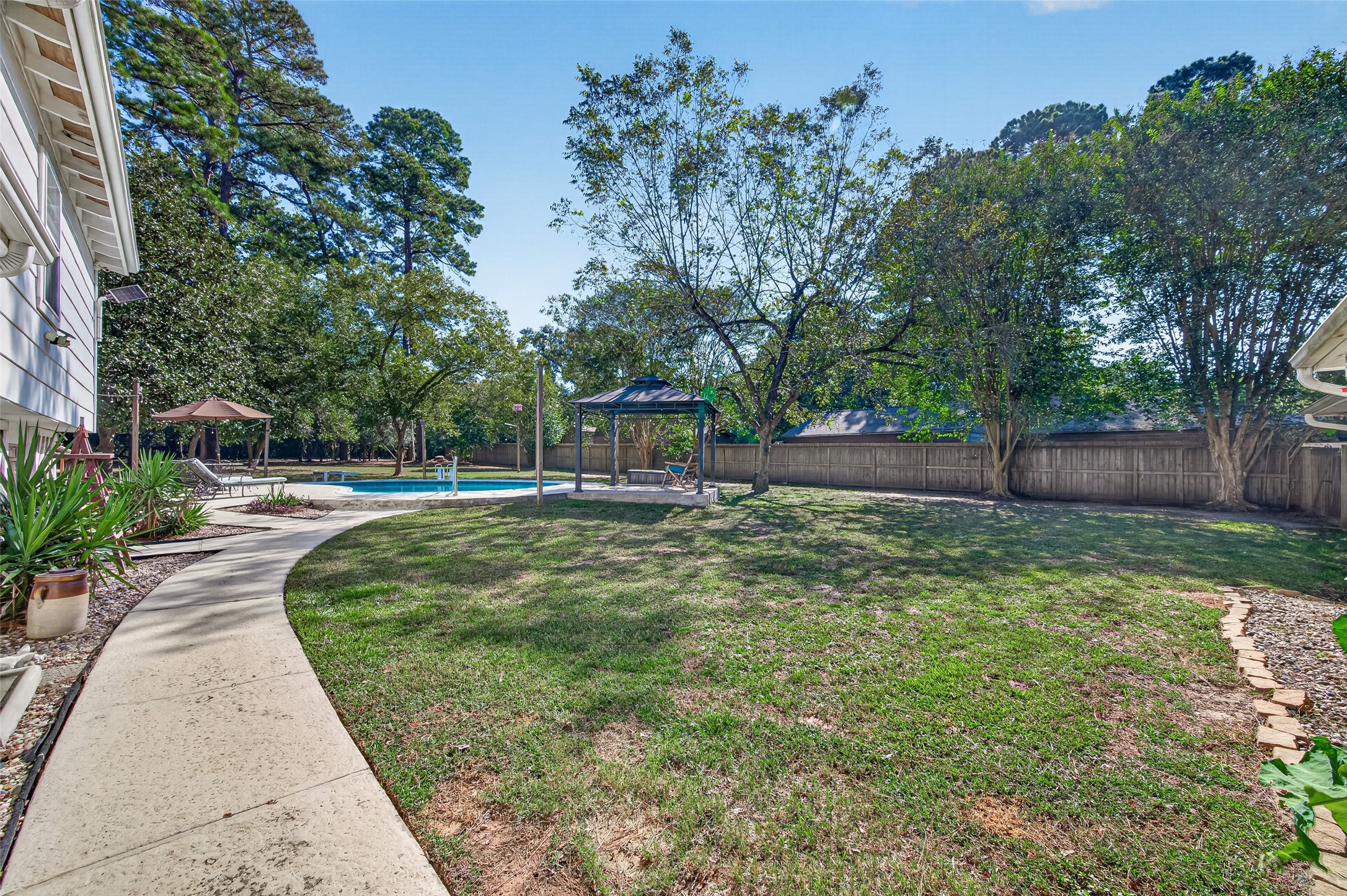 JUST OFF THE BACK PATIO AREA IS THIS SPACIOUS BACK-YARD. CALL ASAP FOR YOUR PRIVATE SHOWING, YOU DON'T WANT TO MISS BEING THE NEW OWNER OF THIS WONDERFUL HOME THAT IS JUST OFF THE 336W LOOP IN CONROE.