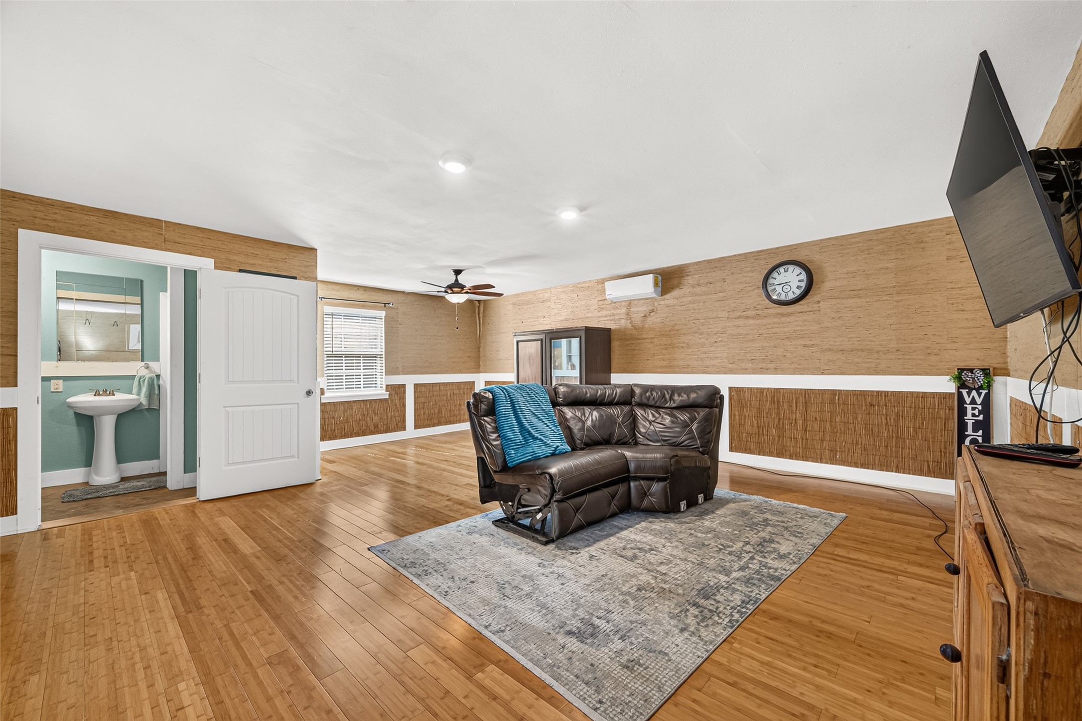 WELCOME TO THE POOL HOUSE! SPACIOUS LIVING QUARTERS, MAN-CAVE OR WHAT EVER YOU WANT IT TO BE. VERY SPACIOUS GUEST HOUSE! RECENT UPDATES INCLUDE: MINI-SPLIT UNIT WITH AC AND HEAT, BRAND NEW DOUBLE PANE LOW-E WINDOWS. BEAUTIFUL BAMBOO FLOORS.