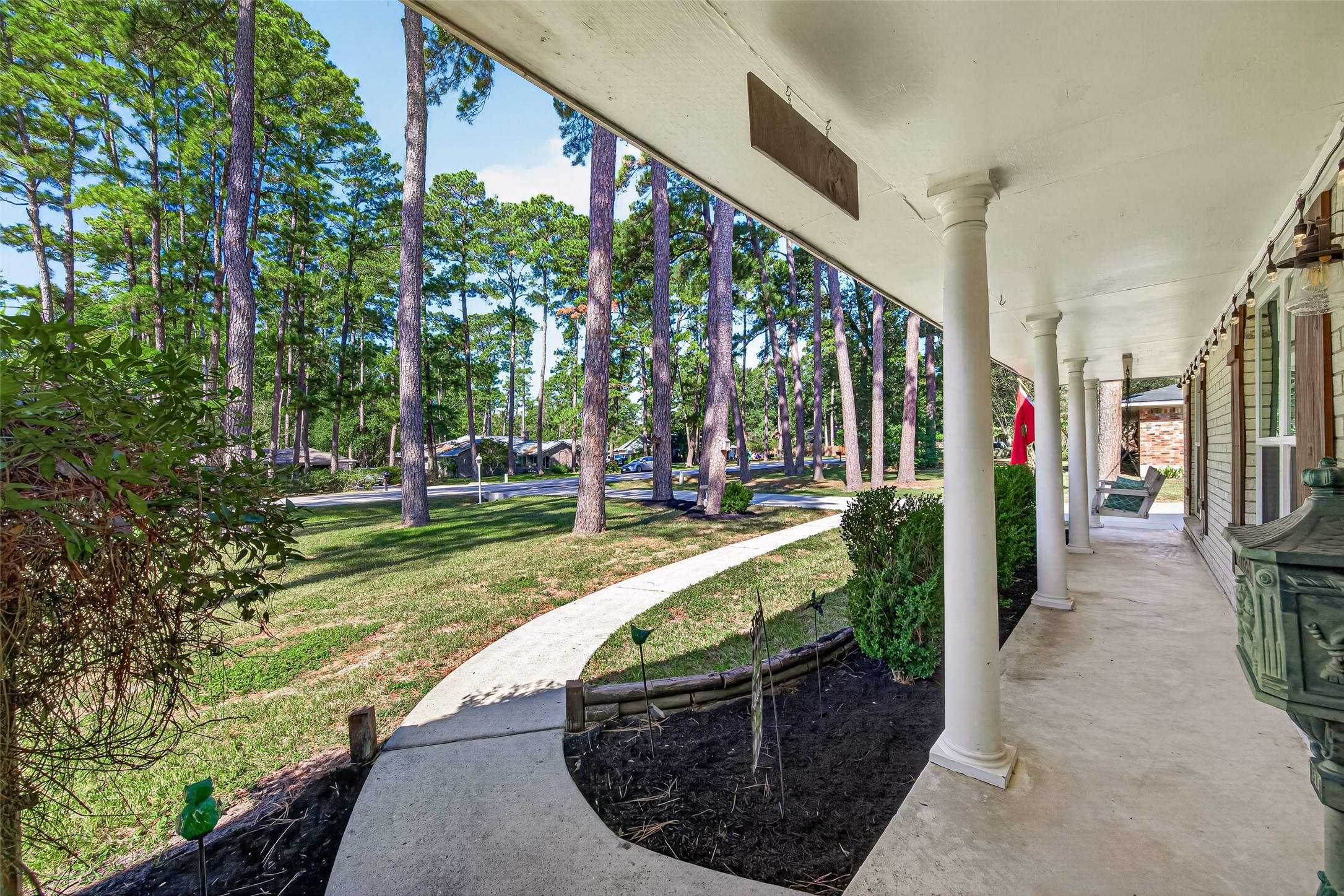 LARGE FRONT PORCH TO DECORATE FOR HOLIDAYS; THE LIGHTS CAN BE CHANGE TO DIFFERENT COLORS TOO