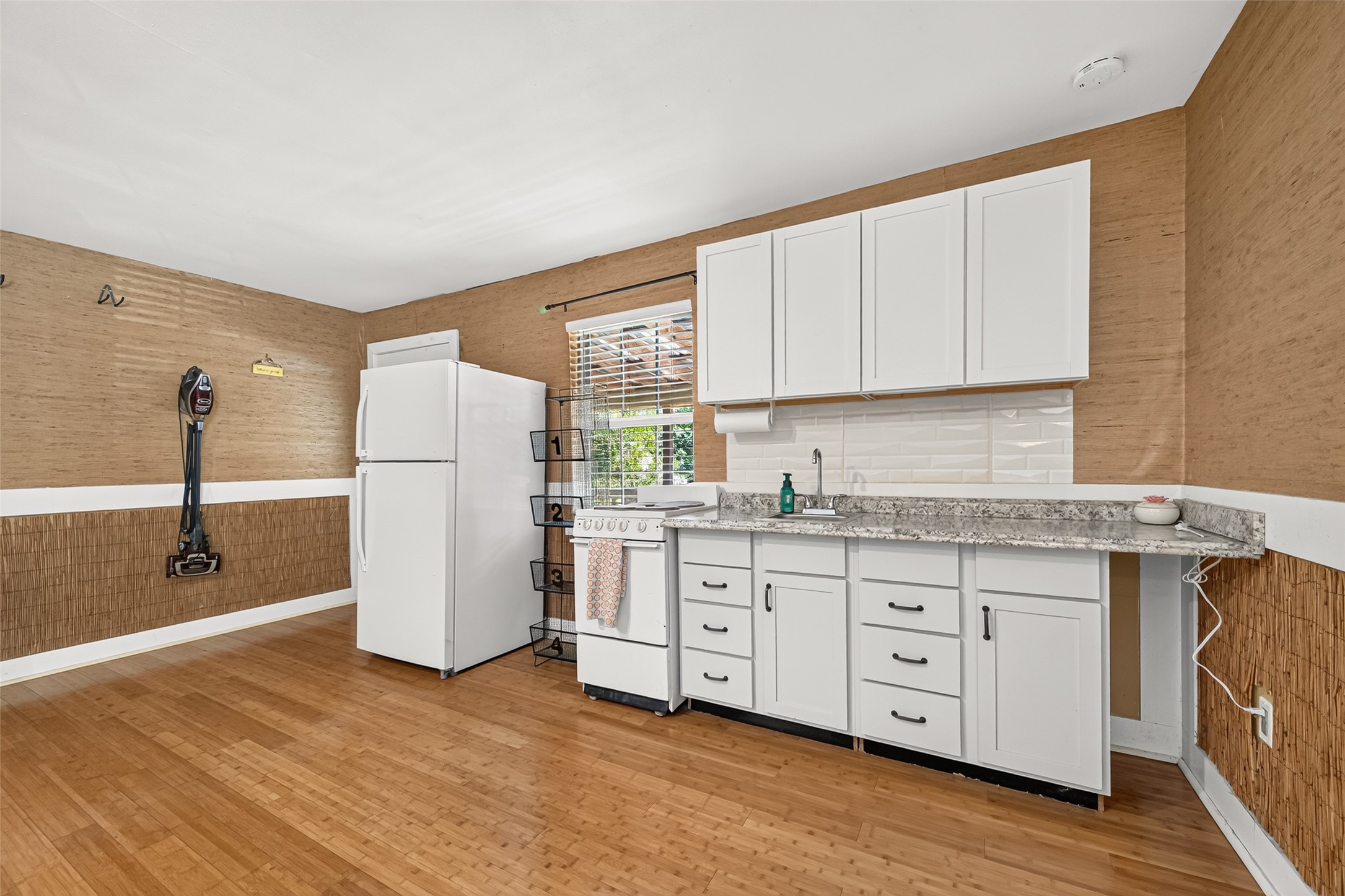 ANOTHER VIEW OF THE KITCHENETTE AREA.