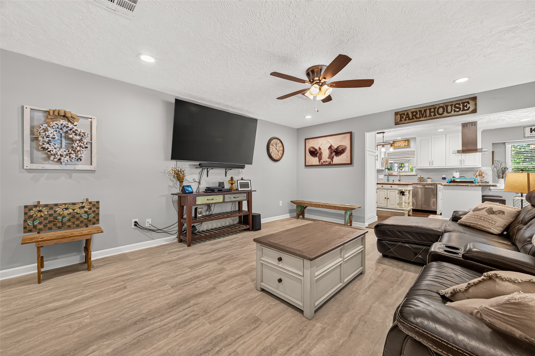 ANOTHER VIEW OF THE LARGE LIVING ROOM;