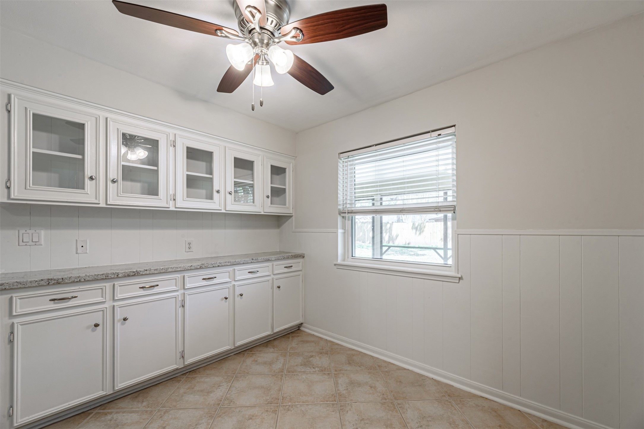 In the kitchen, this corner is the perfect place for a large dining table. There is no shortage of cabinets in this area to organize pots, pans and the dinnerware, so convenient.