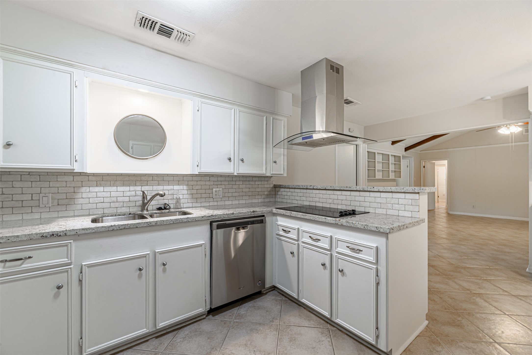 Newly renovated kitchen, you'll love to cook in this spotless kitchen!