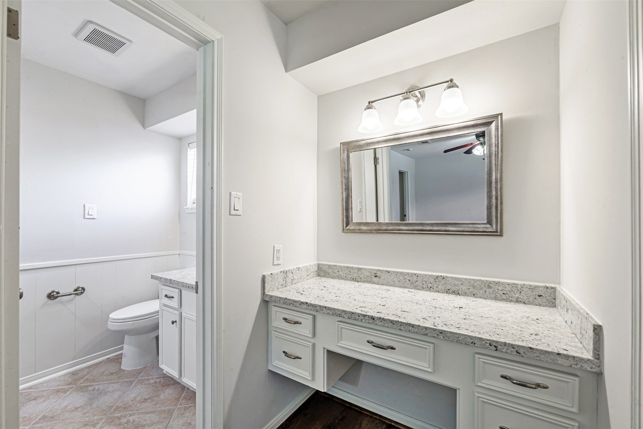 The open view details the comfort of the bathrooms.
