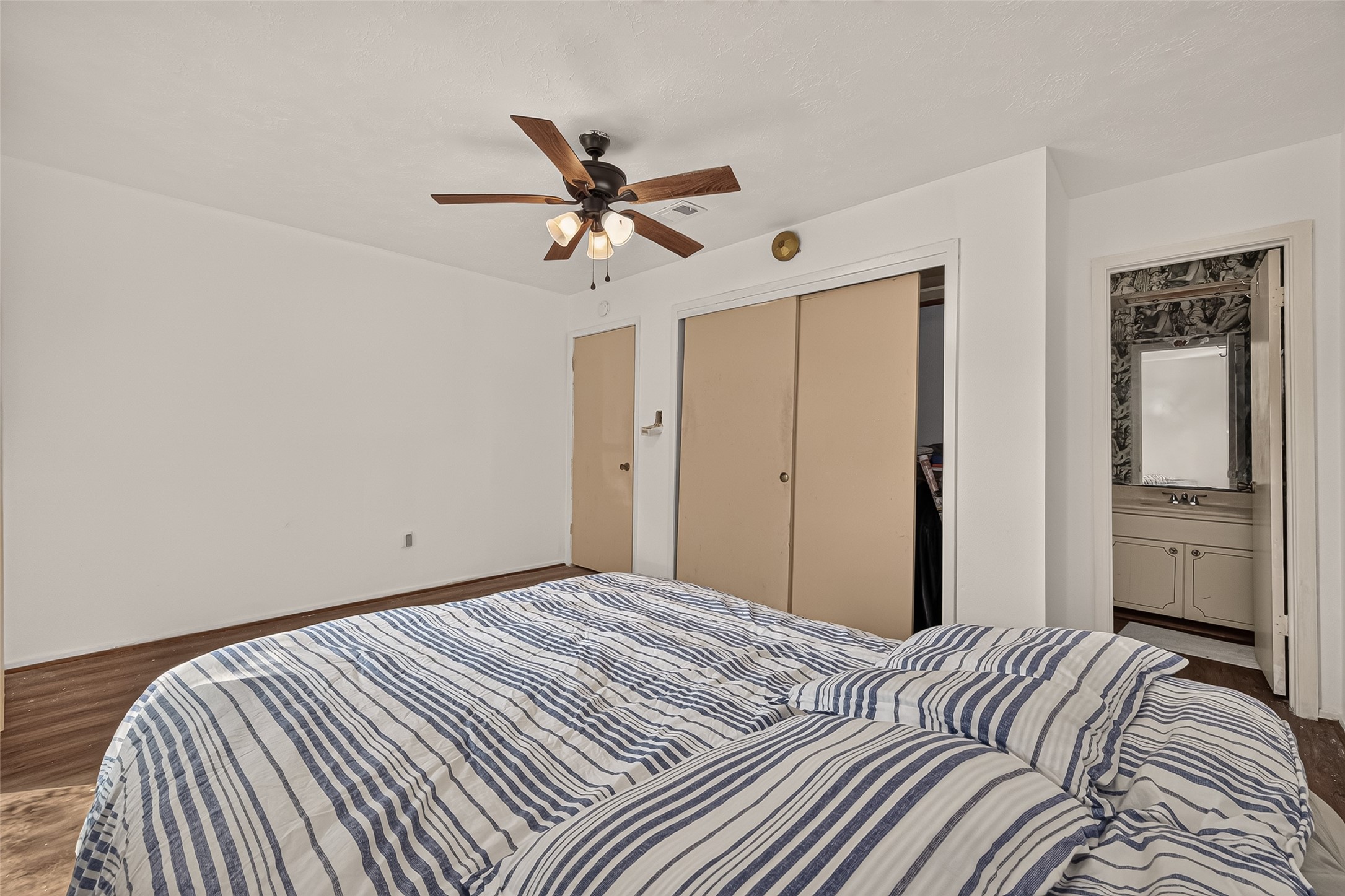 Principal bedroom with view of the private restroom.