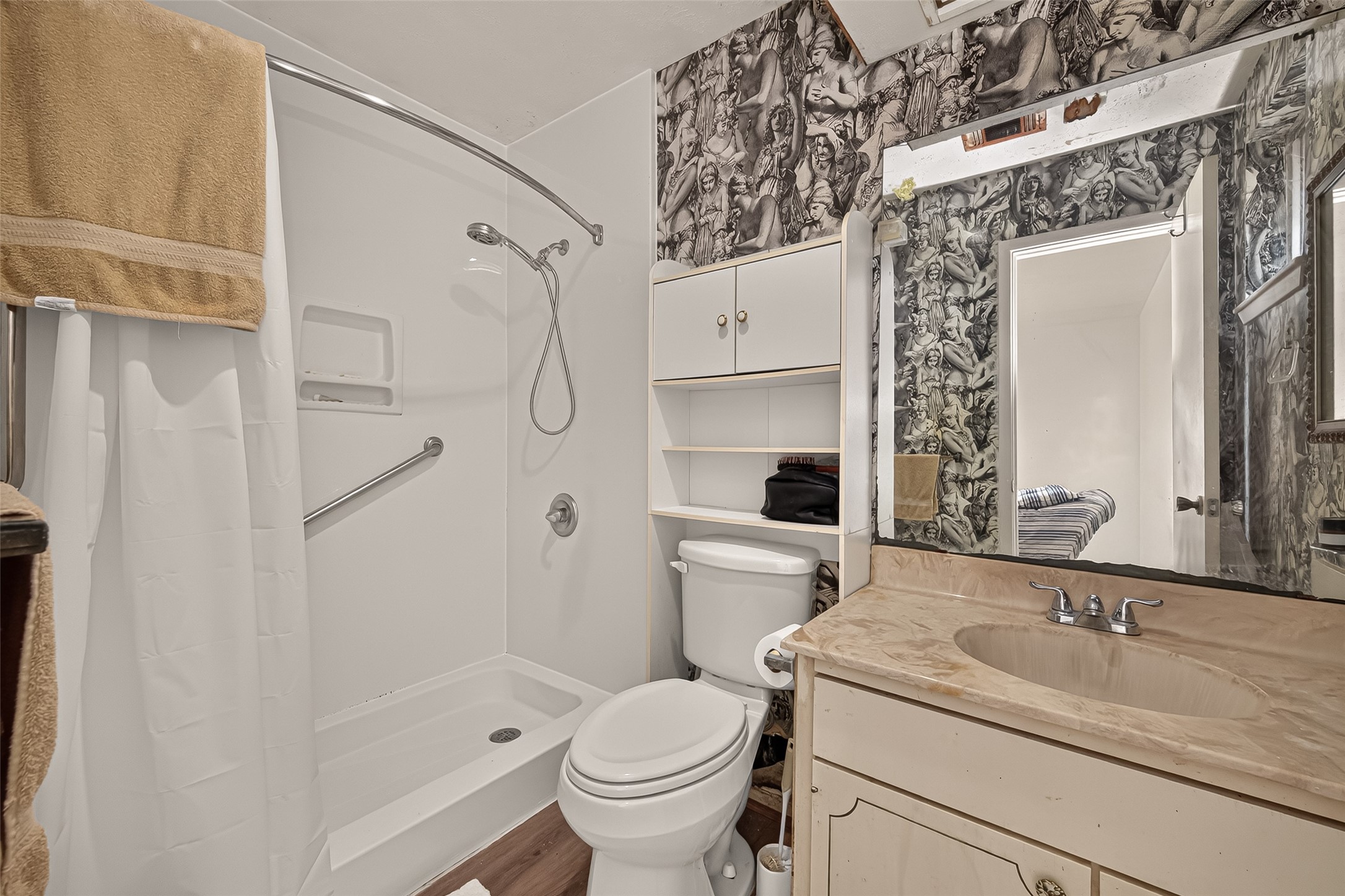 Bathroom to principal room