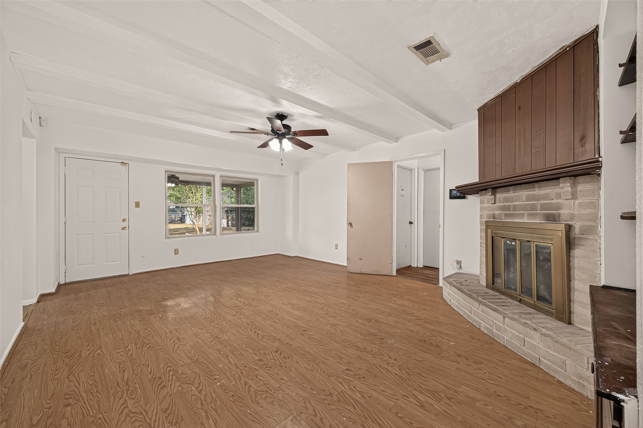 Let's see the living room - upon entry. Let's see the living room - upon entry.