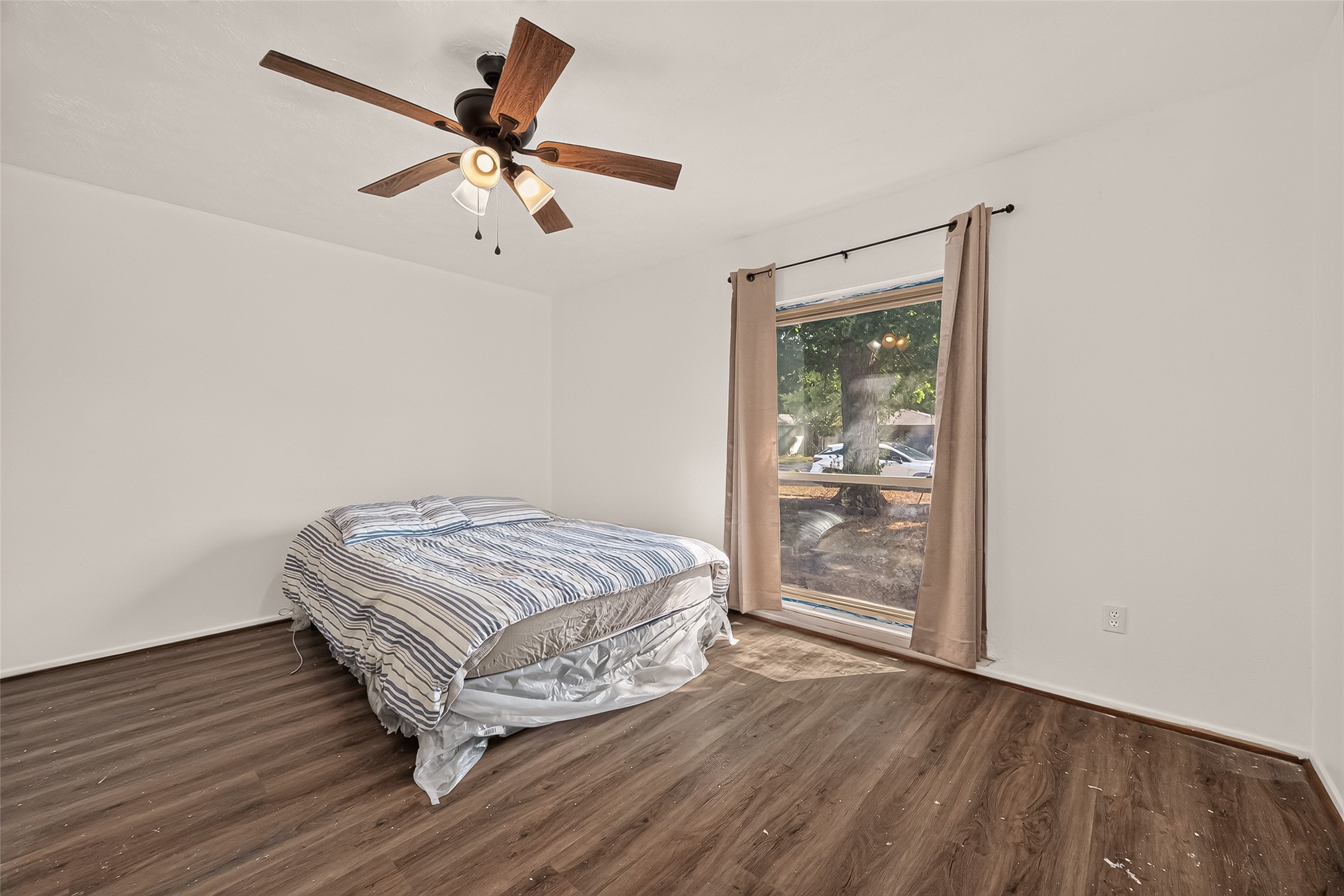Principal bedroom - spacious and lit