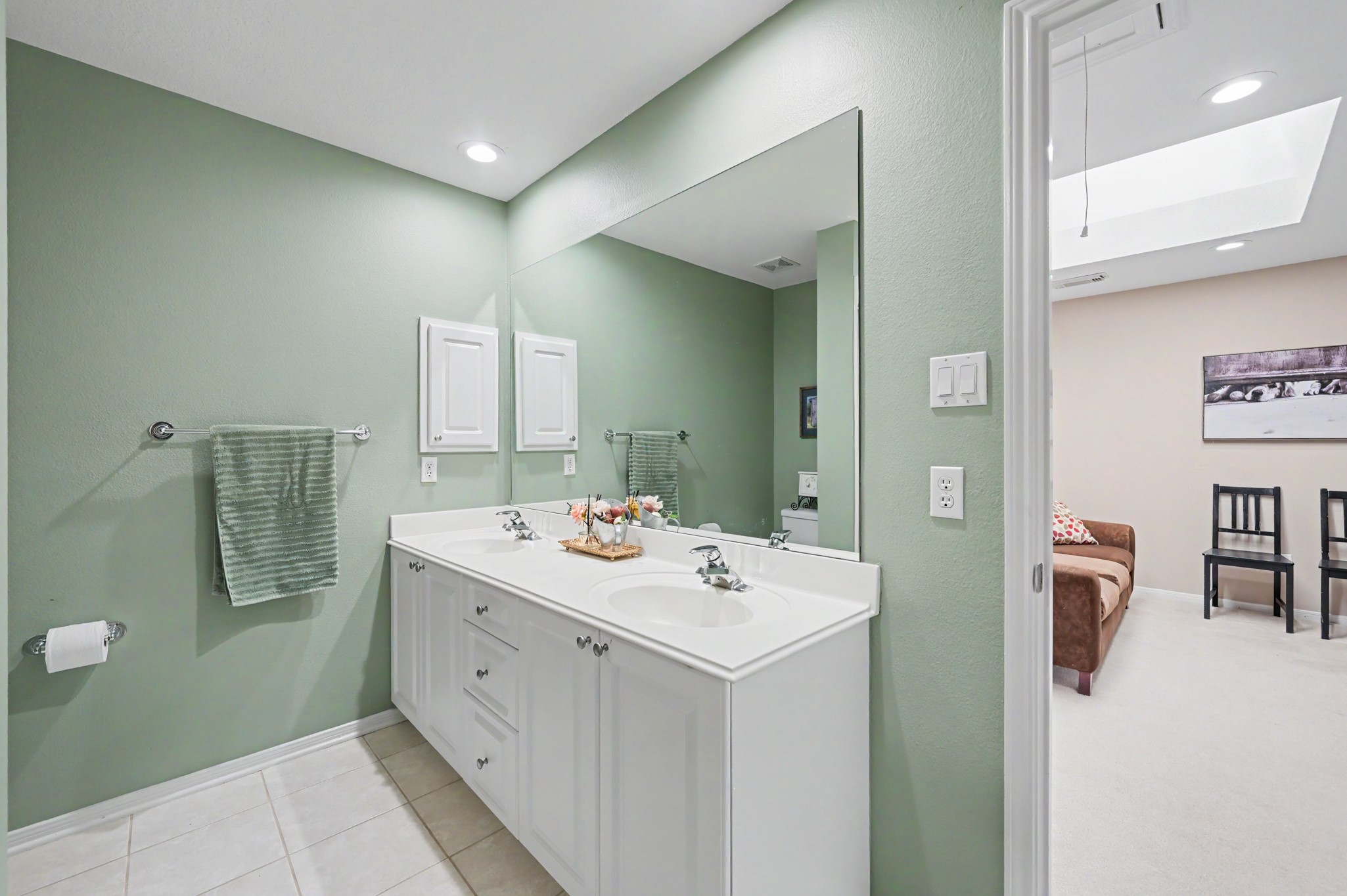Upstairs secondary bathroom