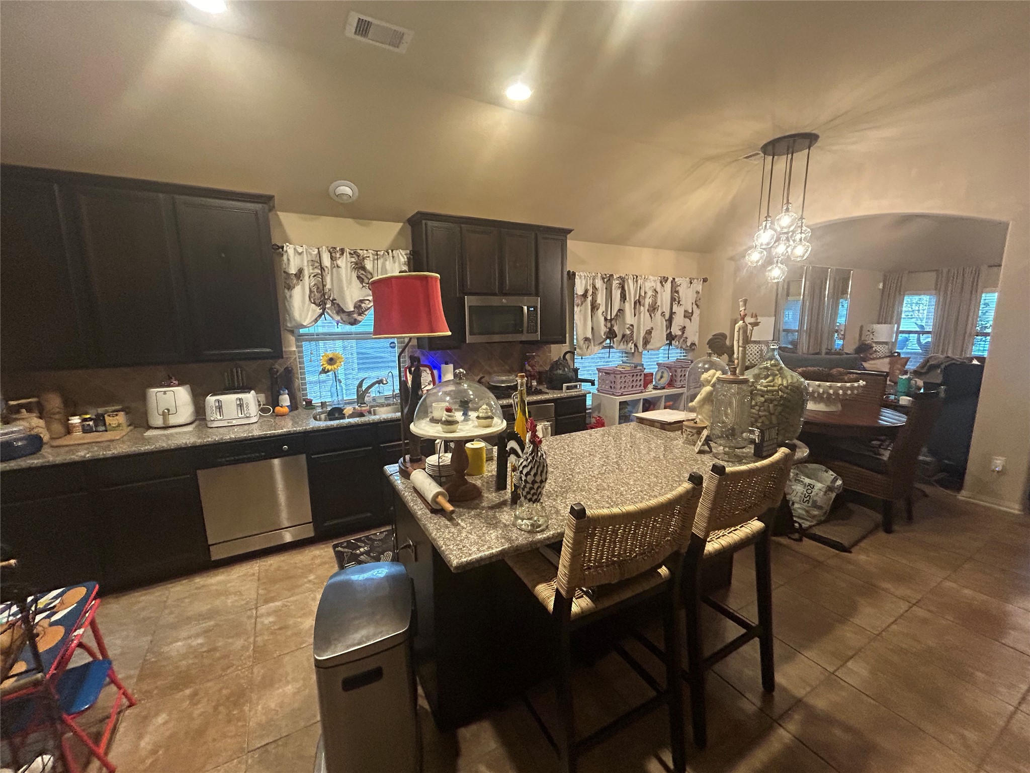 Open-Kitchen concept with kitchen table and living room a few steps away