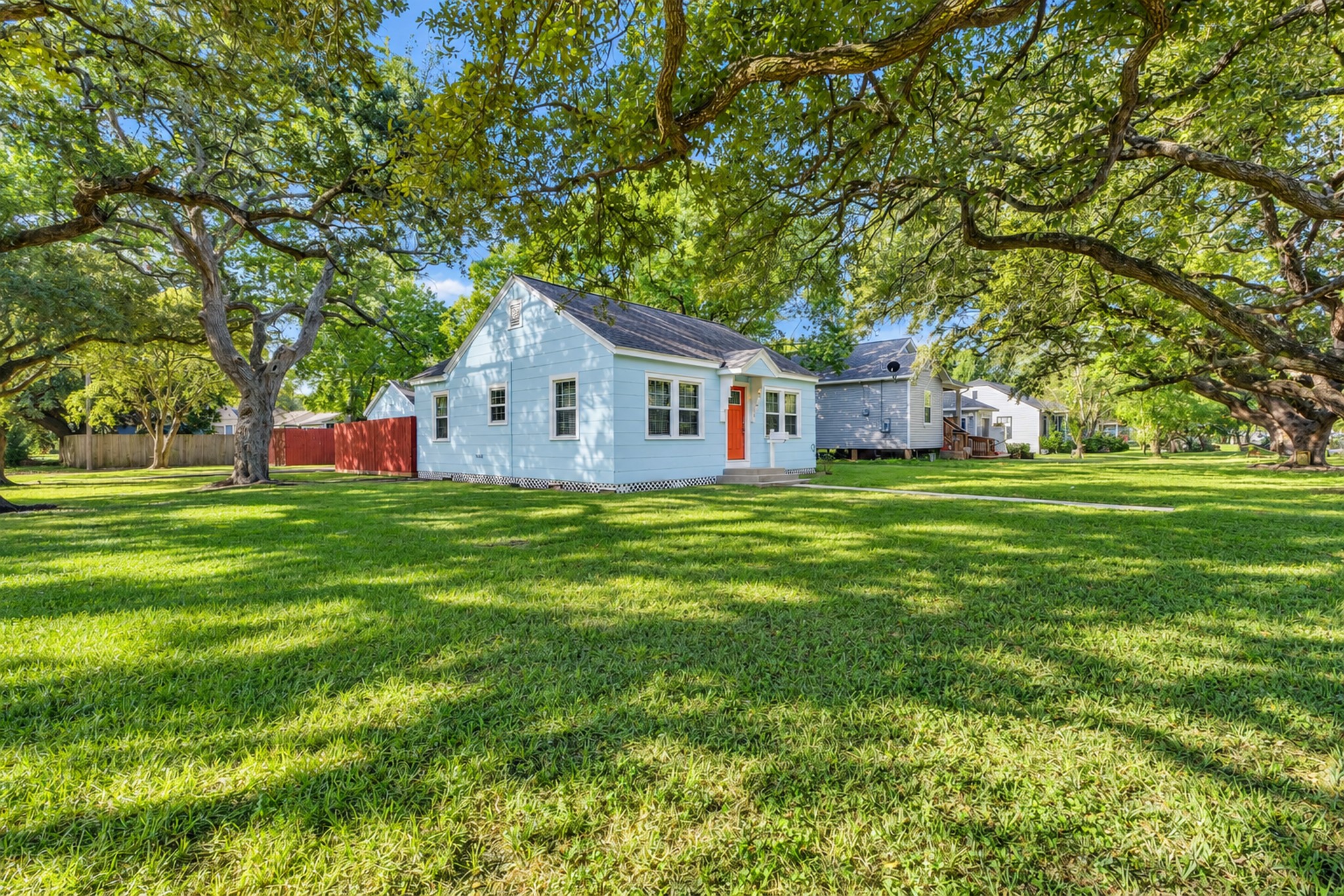 This charming blue house offers more than an inviting exterior! With a spacious lawn, mature trees, and a classic design, the property provides outdoor enjoyment alongside the comfort of a 2-bedroom home.
