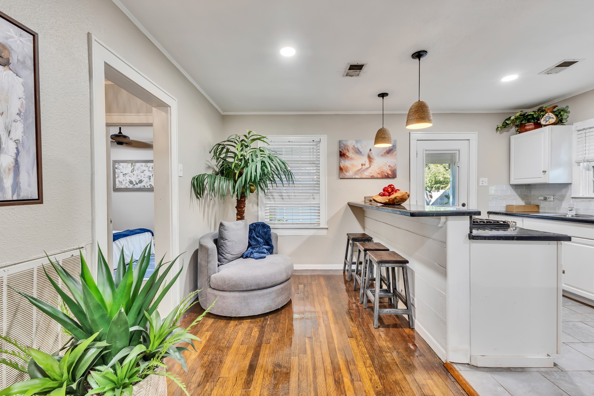 An efficient kitchen and dining layout makes great use of the available space. The breakfast bar provides additional seating without requiring a separate formal dining room, maximizing everyday functionality.