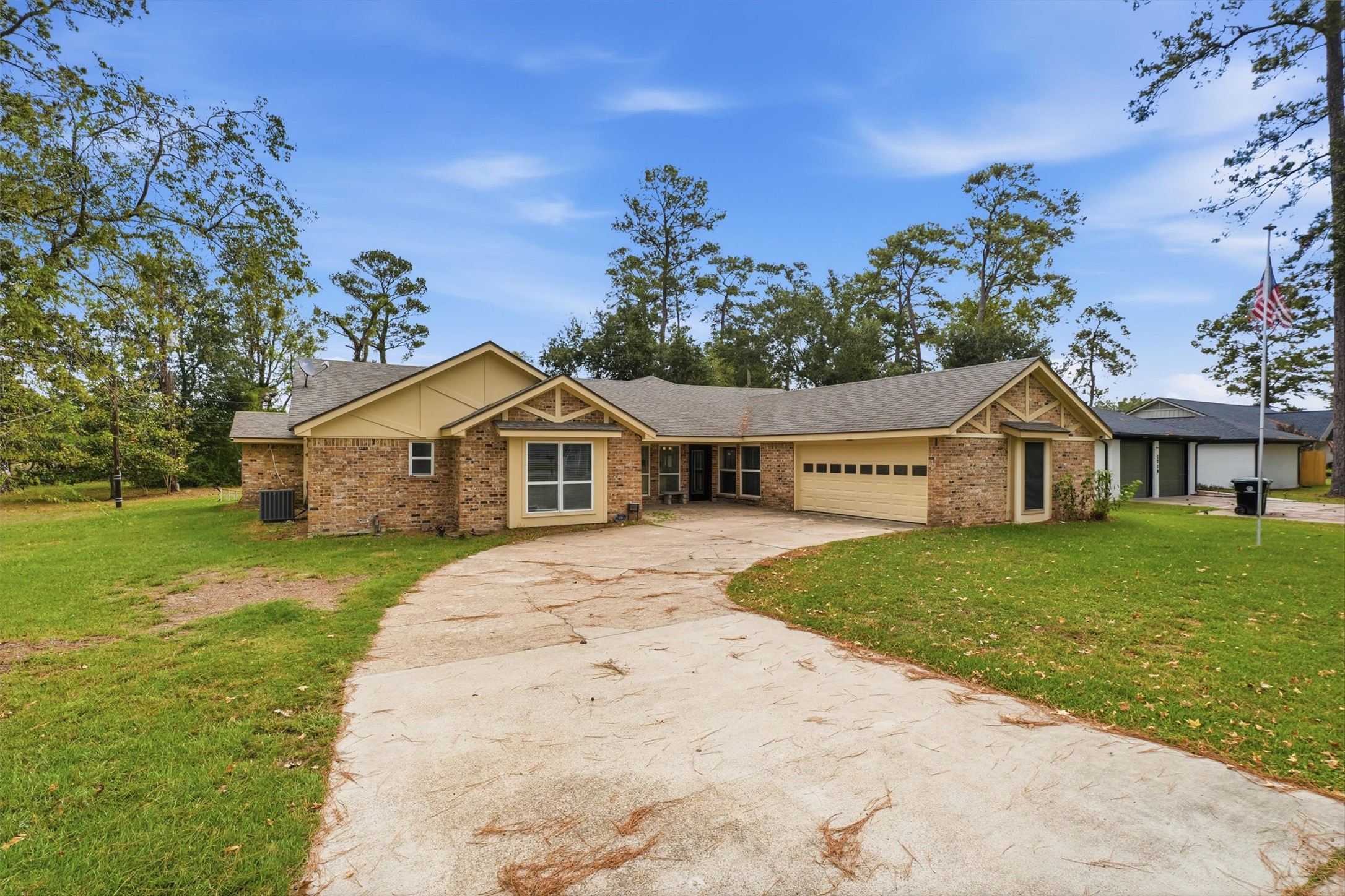 The home features a 30-year architectural dimensional shingle roof installed in 2024, along with a curved driveway leading to the attached garage.