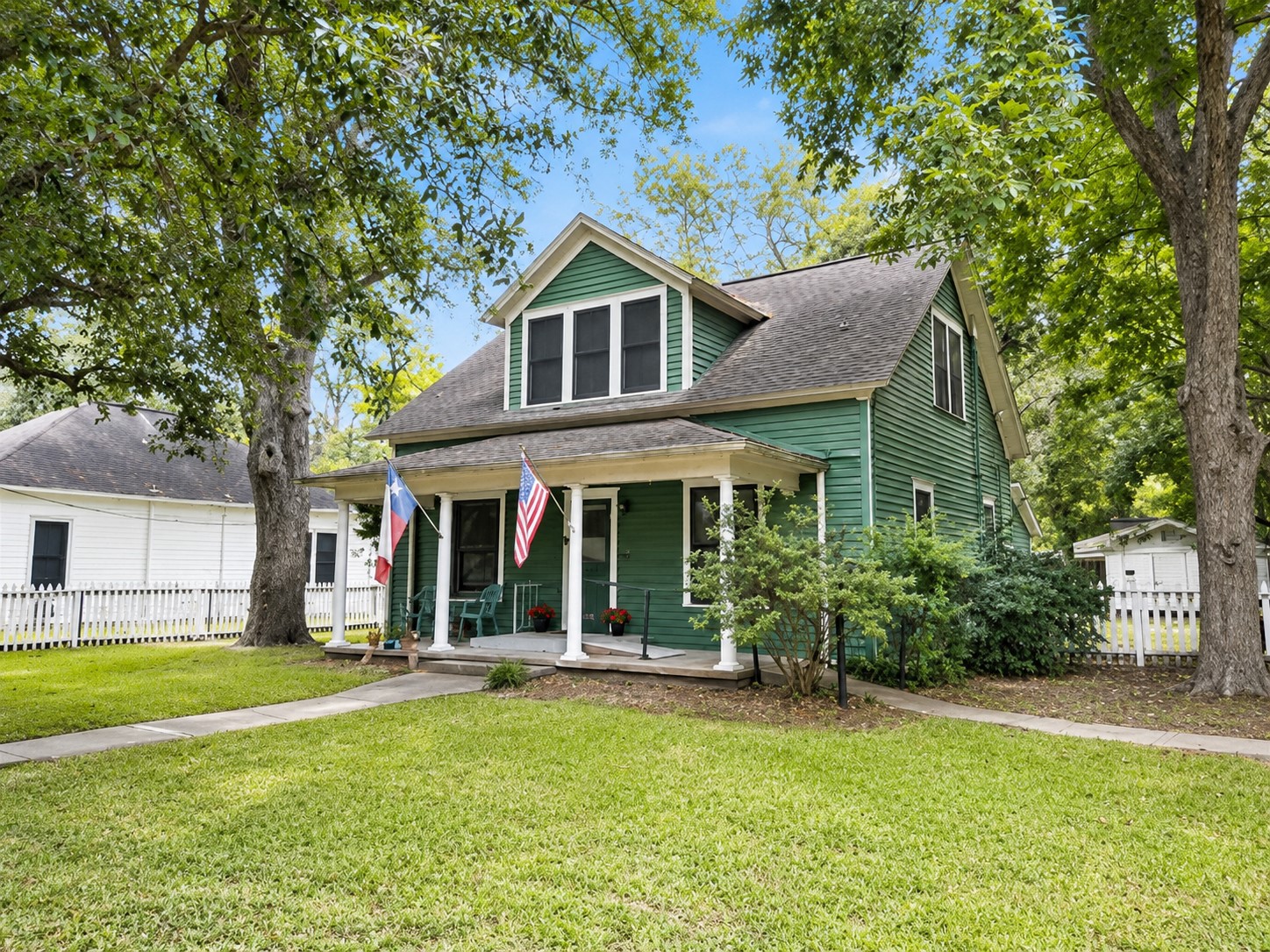 1012 W Adoue Street, Alvin, TX 77511