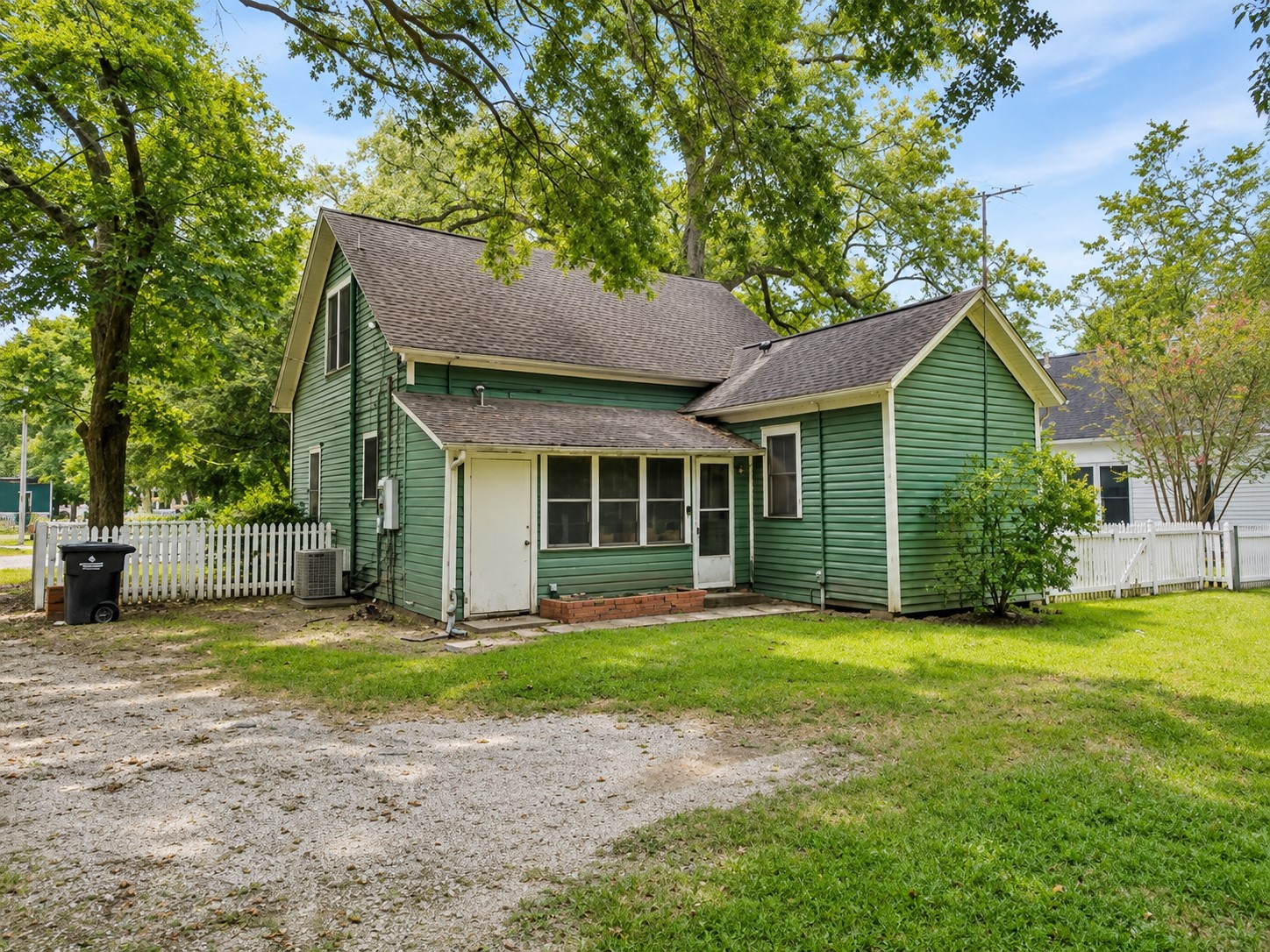 1012 W Adoue Street, Alvin, TX 77511
