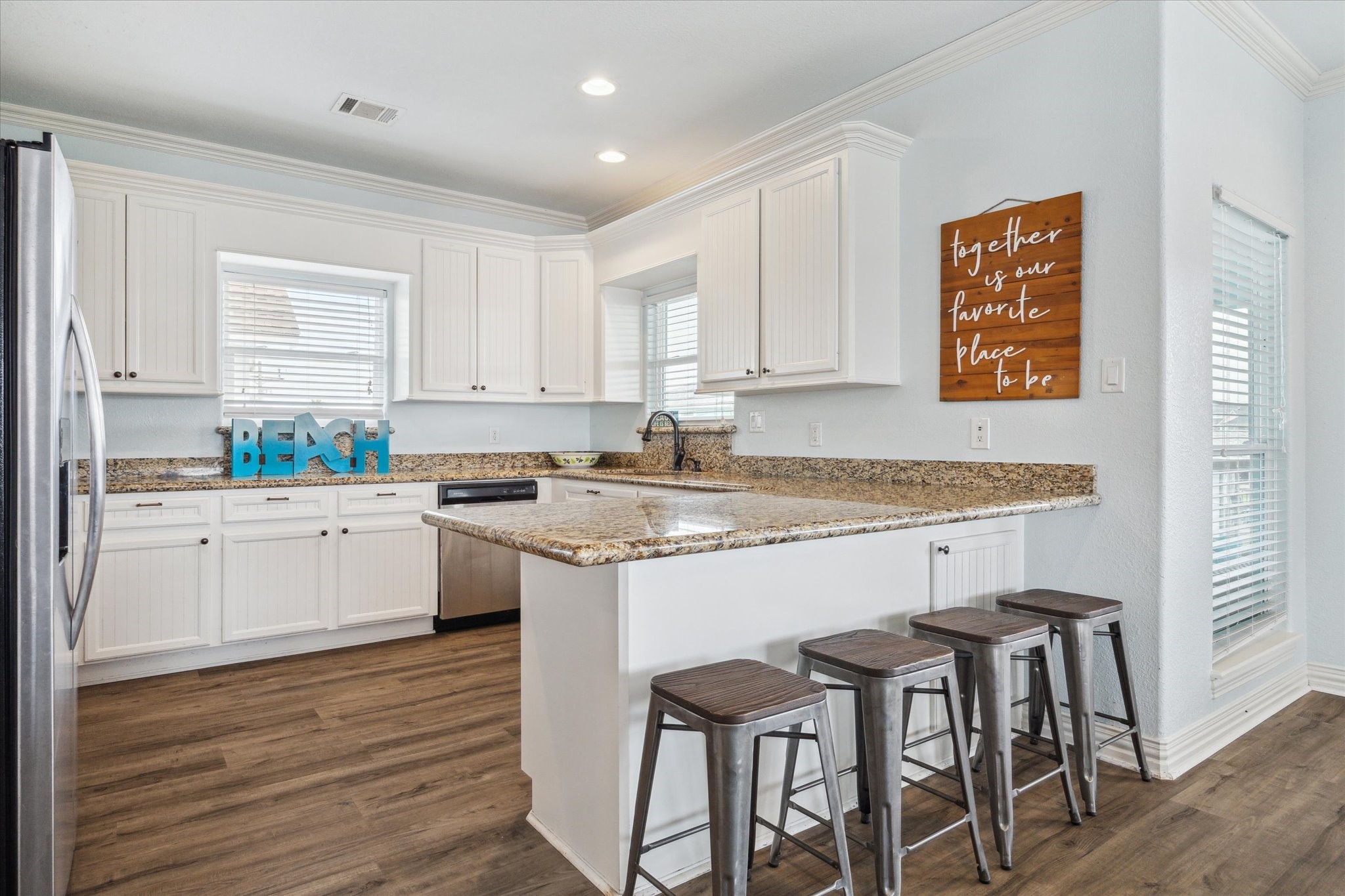 Additional breakfast bar seating for extra convenience.