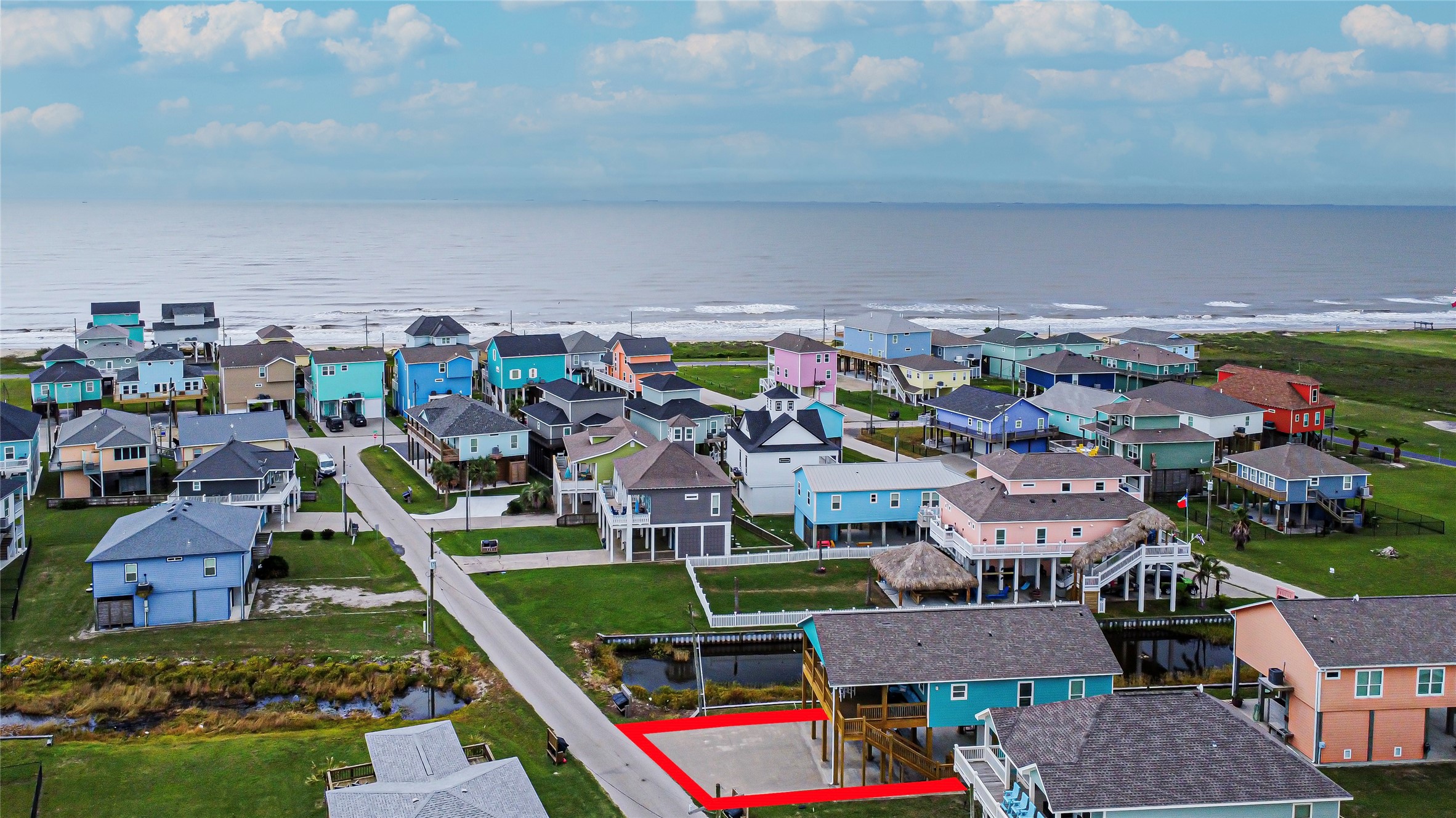 5 minute walk to the beach or a quick golf cart ride to the beach access, making it easy to enjoy the sand and surf whenever you like!