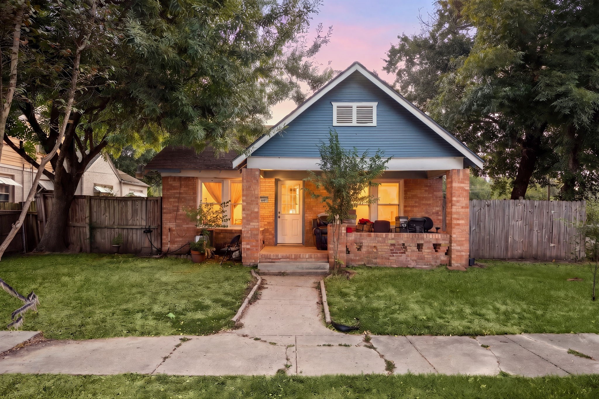 Good bones and only 4.5 miles from Downtown Houston