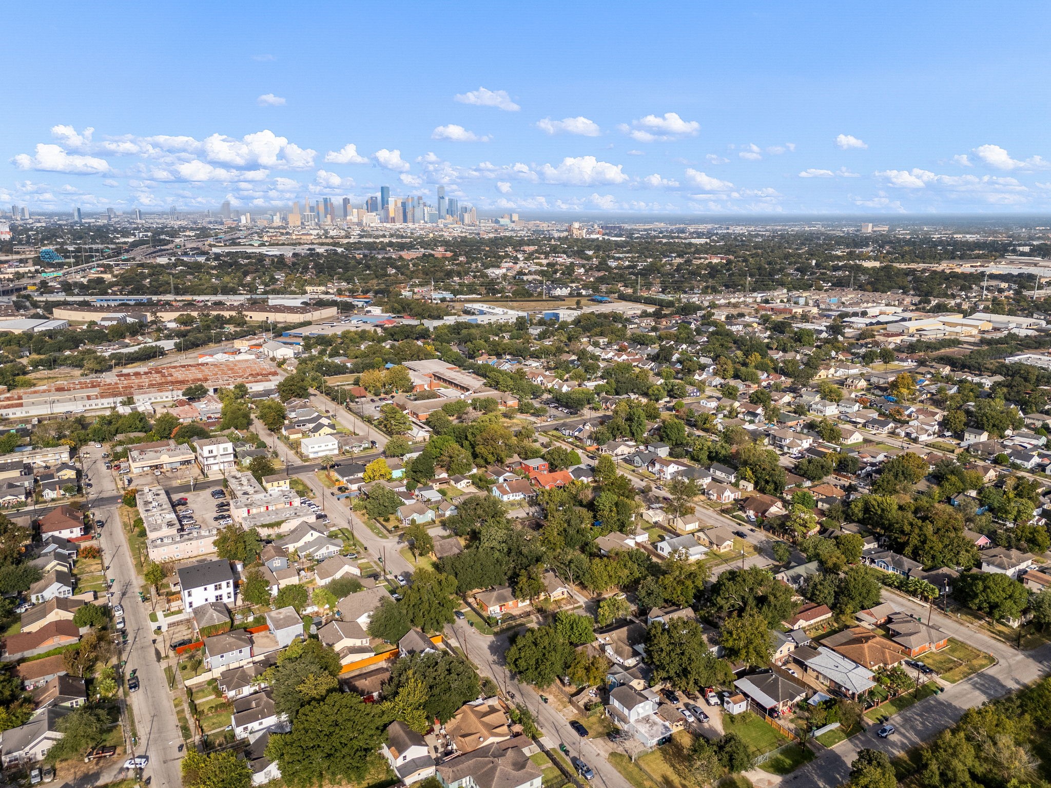 4.5 Miles from Downtown Houston, 6.7 Miles to The Medical Center, 11 Miles to The NRG stadium.