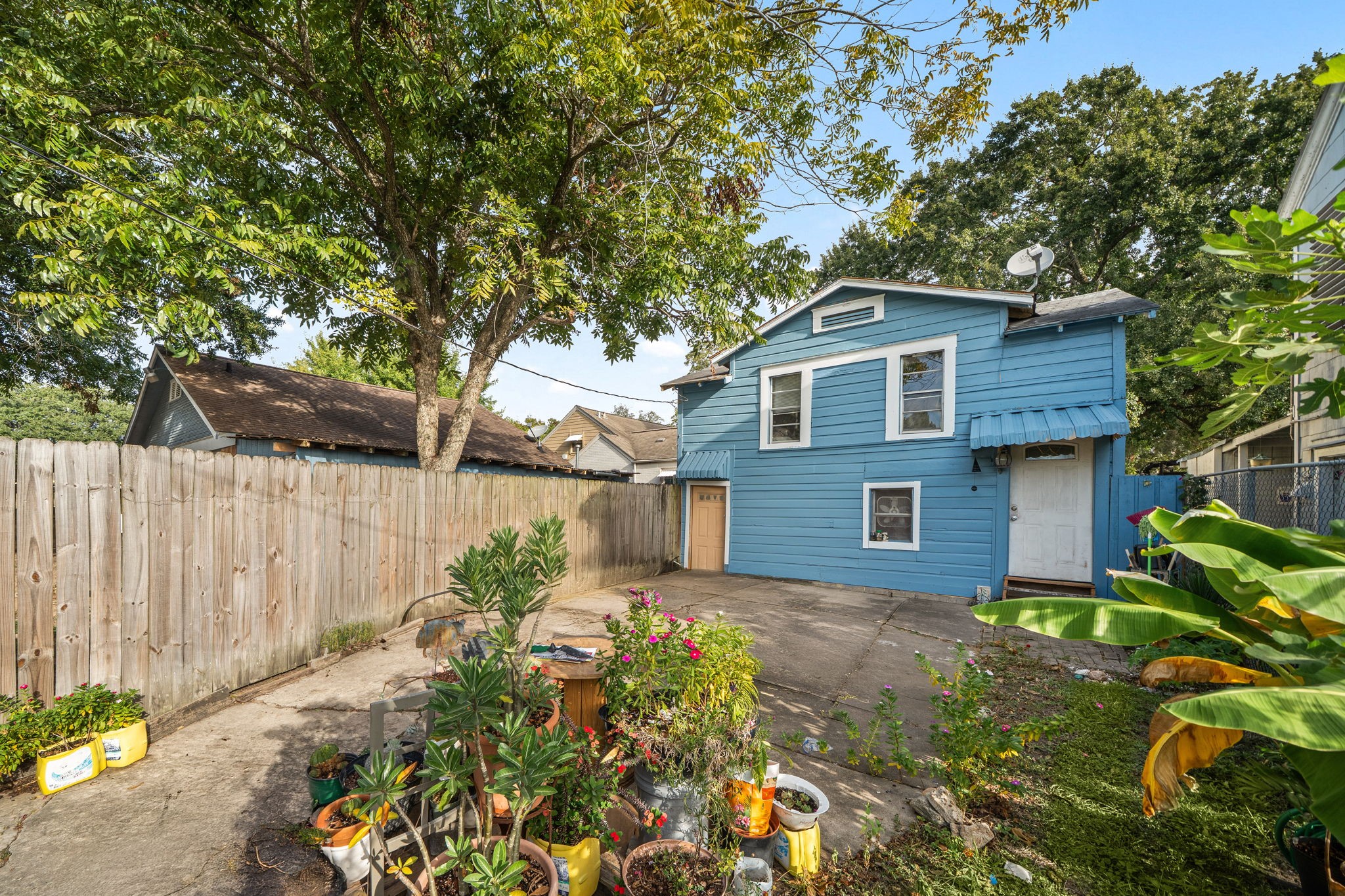 Large yard, lots of storage on the 1st floor.