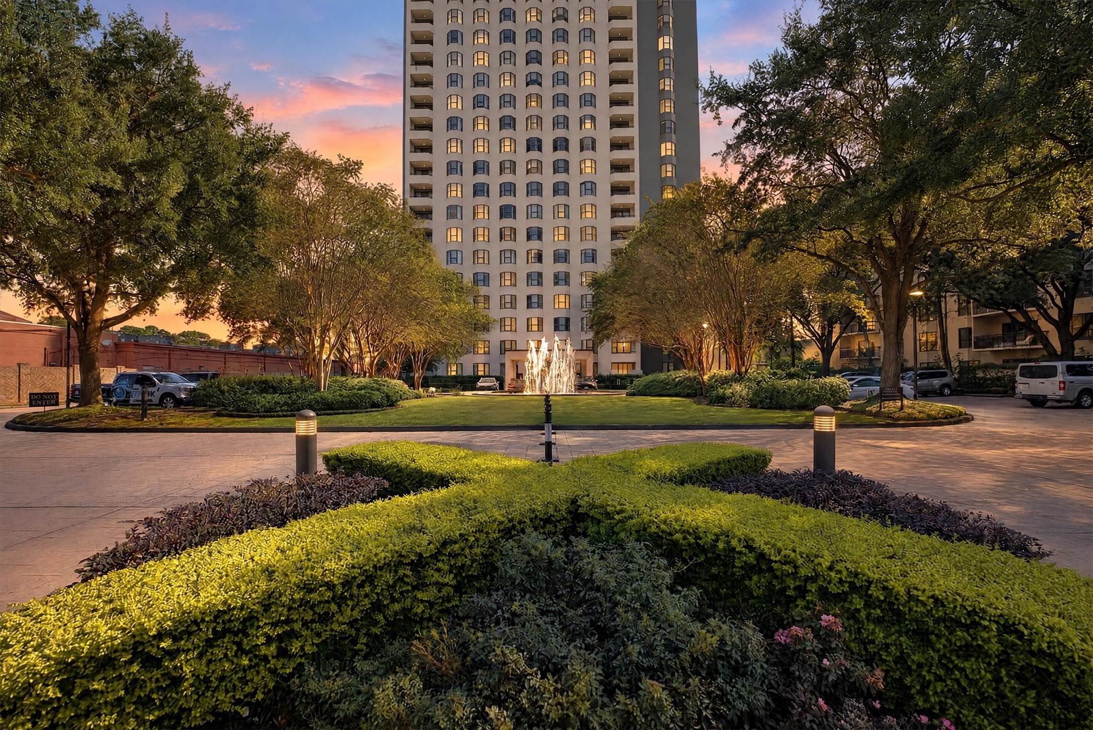 Lovely condo on the 5th Floor of this stately building.