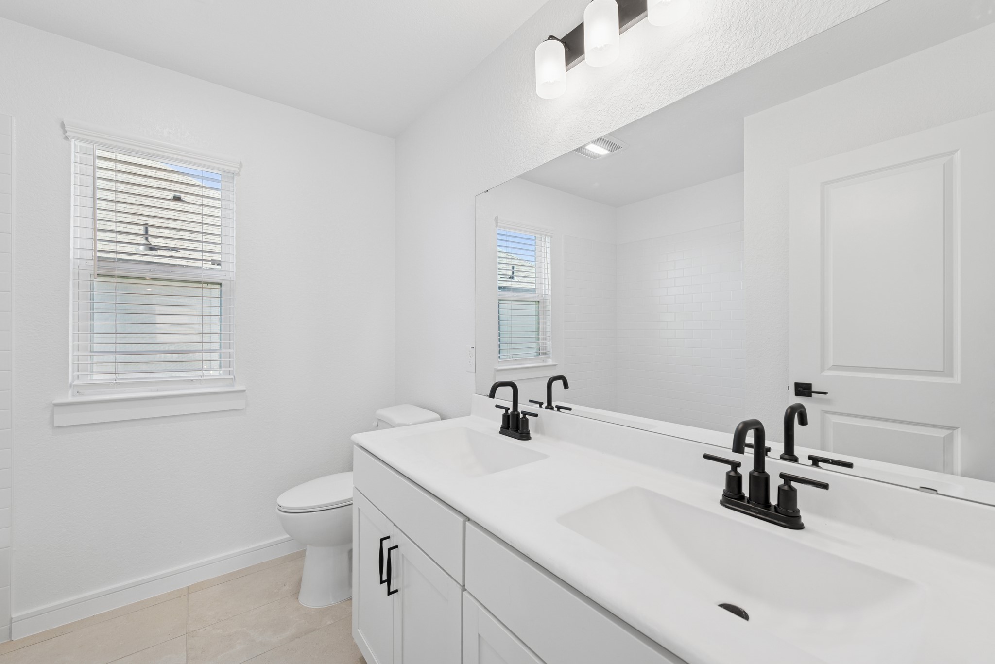Hall bath (*Photo not of actual home and used for illustration purposes only.)