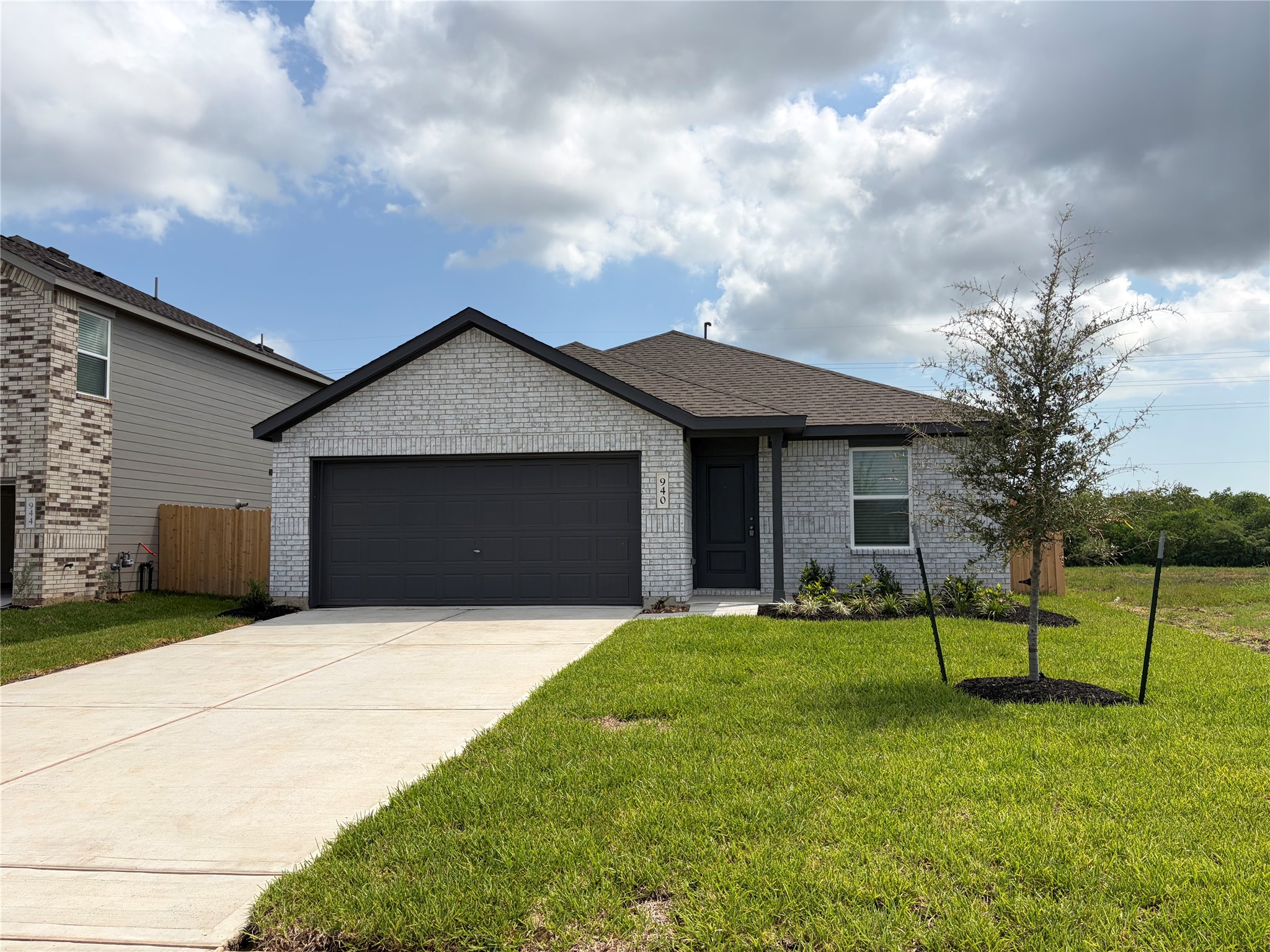 940 Woodhaven Lakes Drive, La Marque, TX 77568