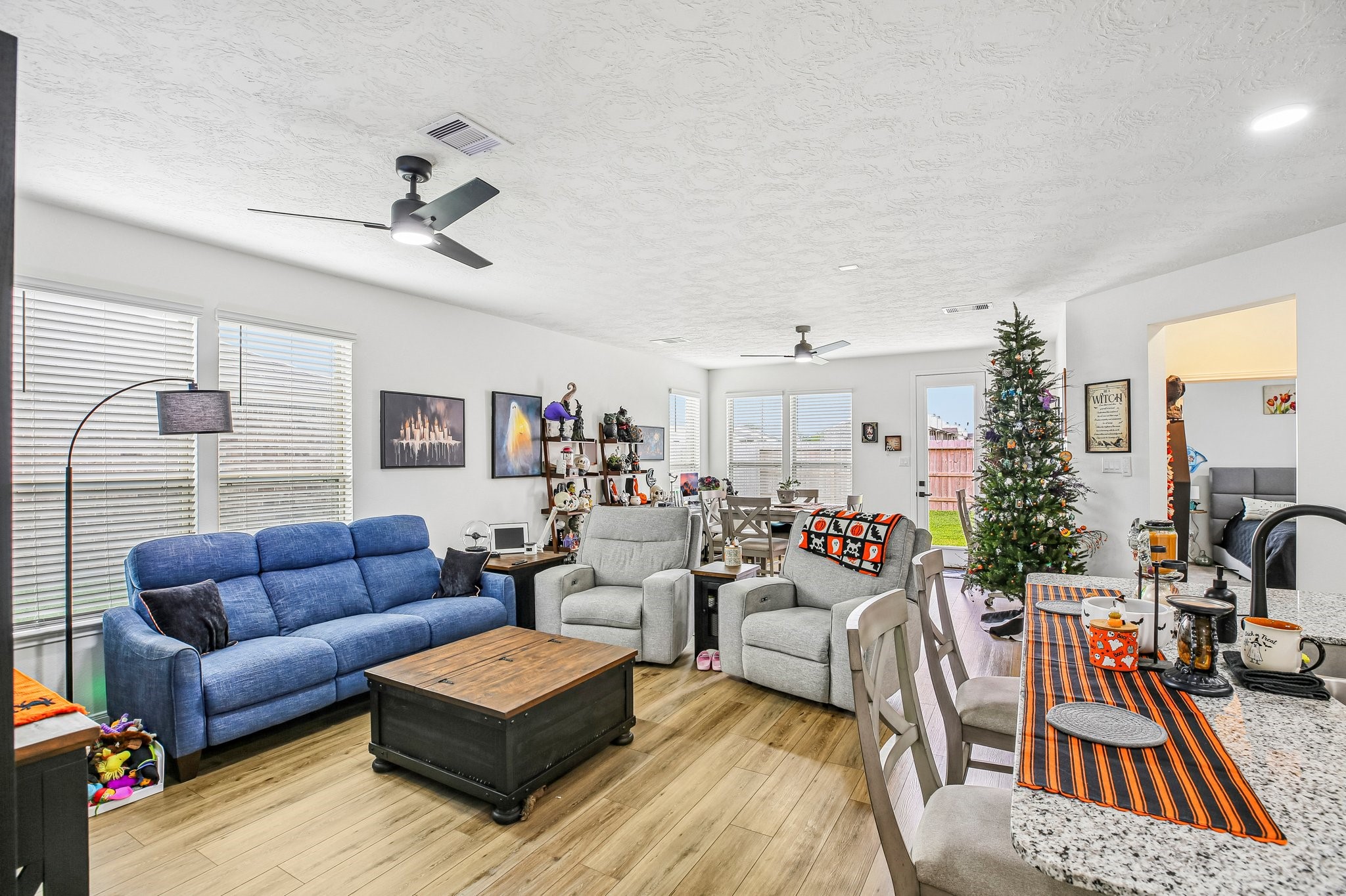 Open floor plan, great for entertainment.