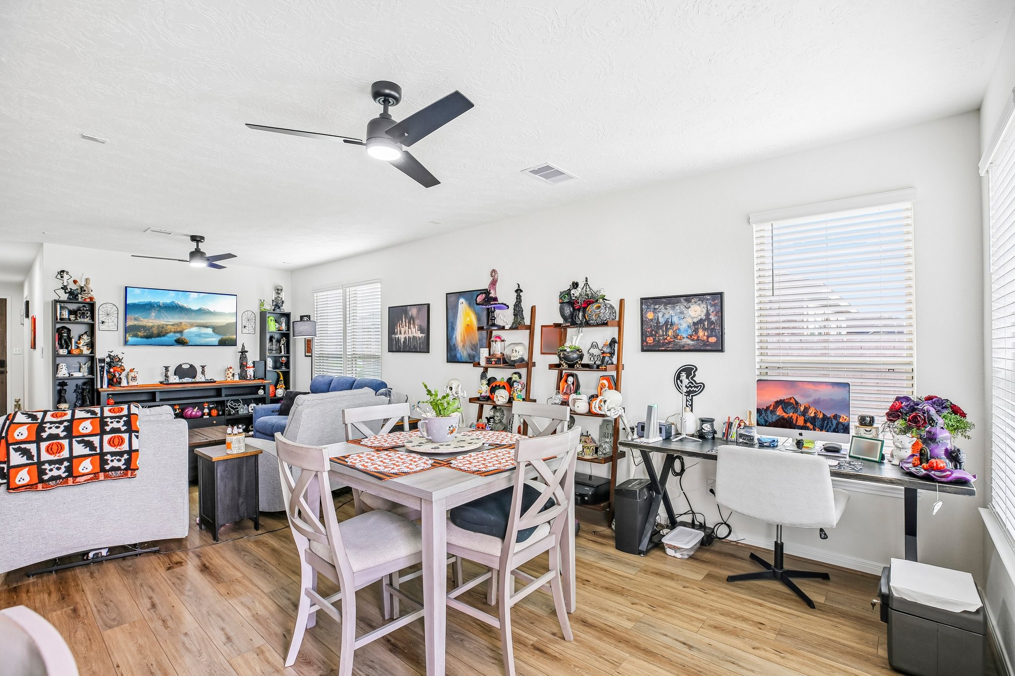 open floor plan flow well between the kitchen, dining and living rooms.