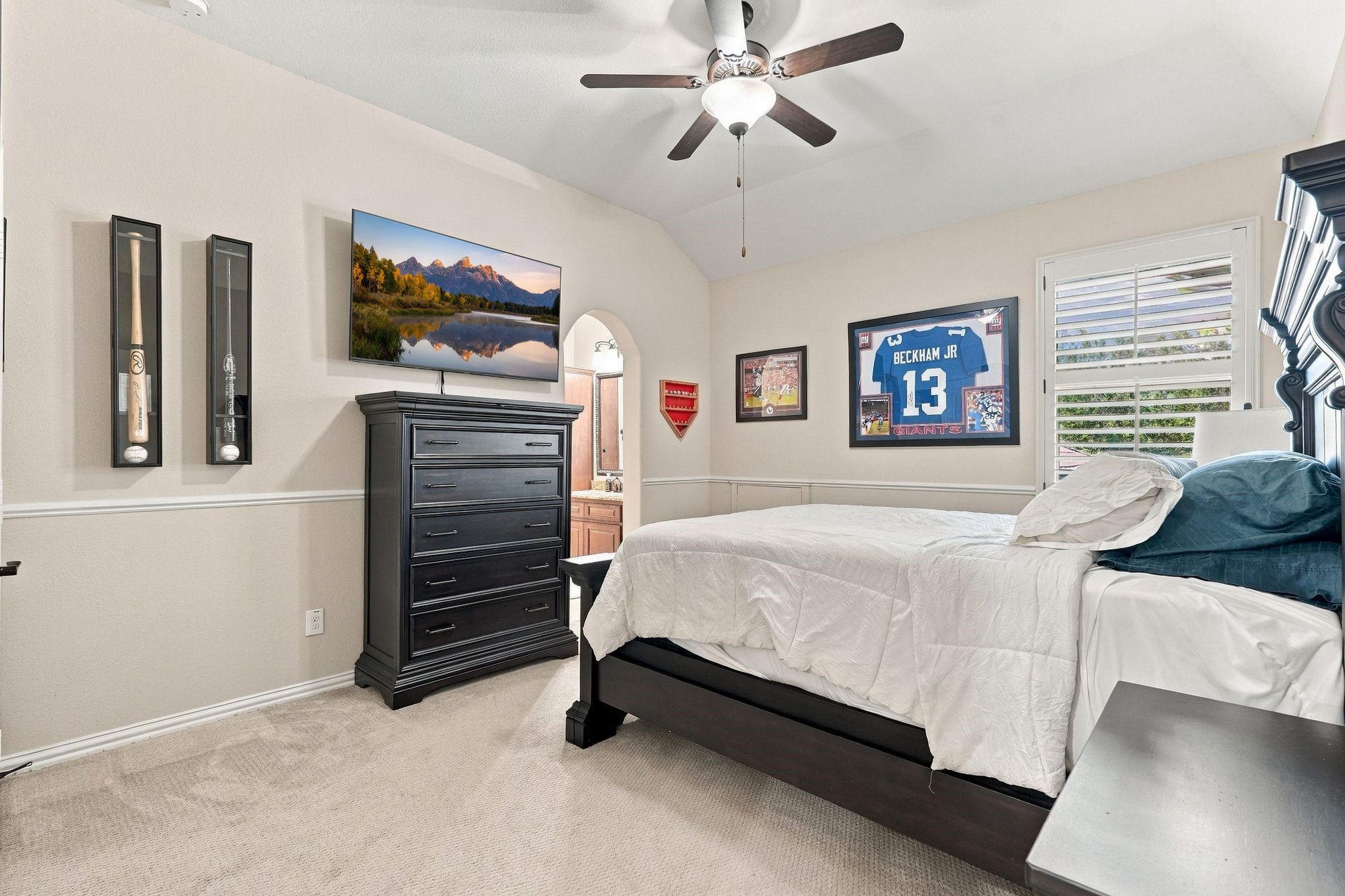 Upstairs secondary bedroom.