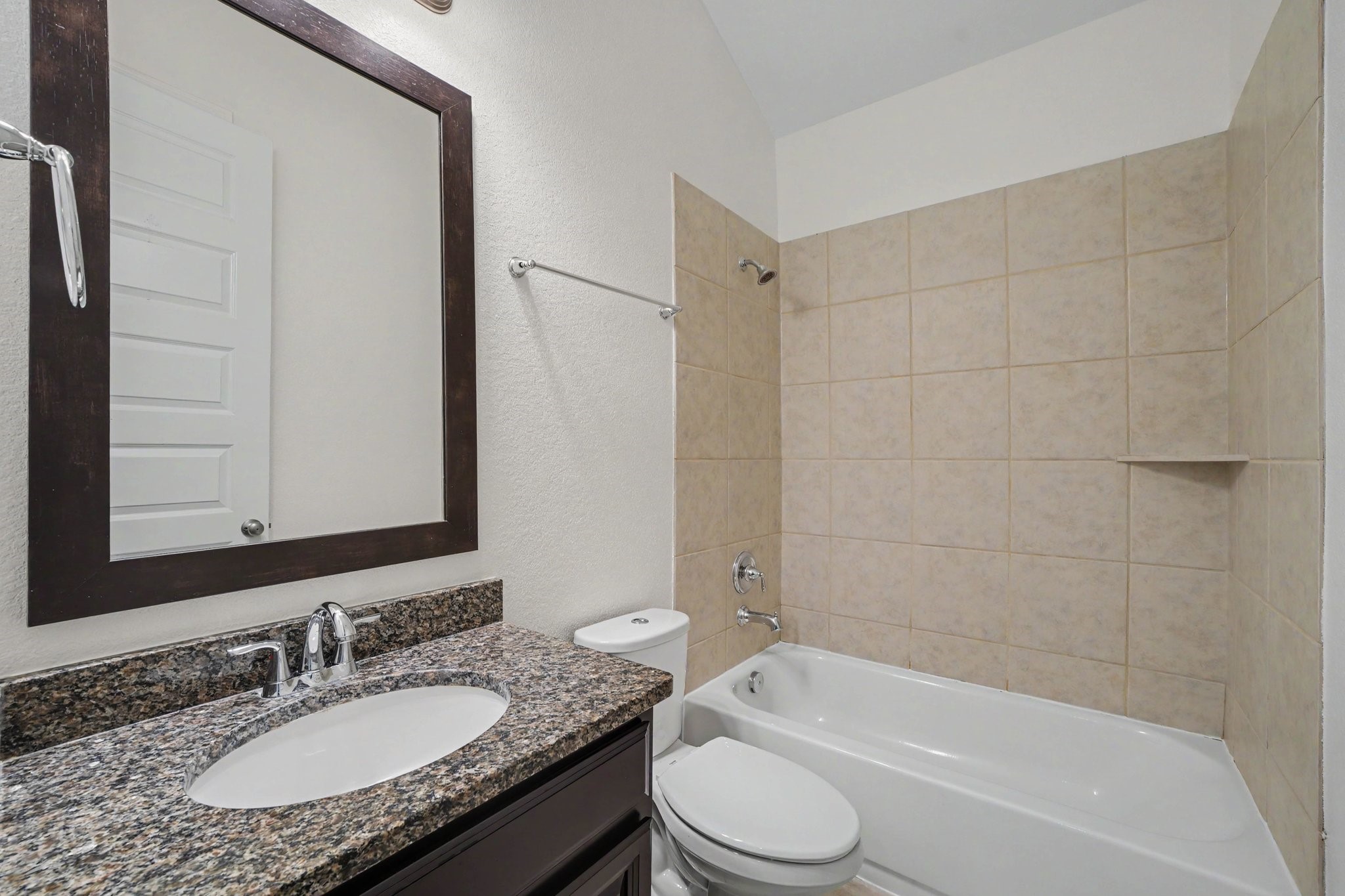 Secondary bathroom in-between the two guest bedrooms